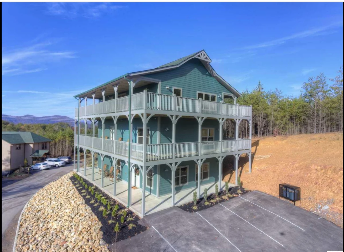 Great for Groups! Sleeps 24, 6BR Dollywood 3 King Beds Theater Game Rm/Hot Tub #49