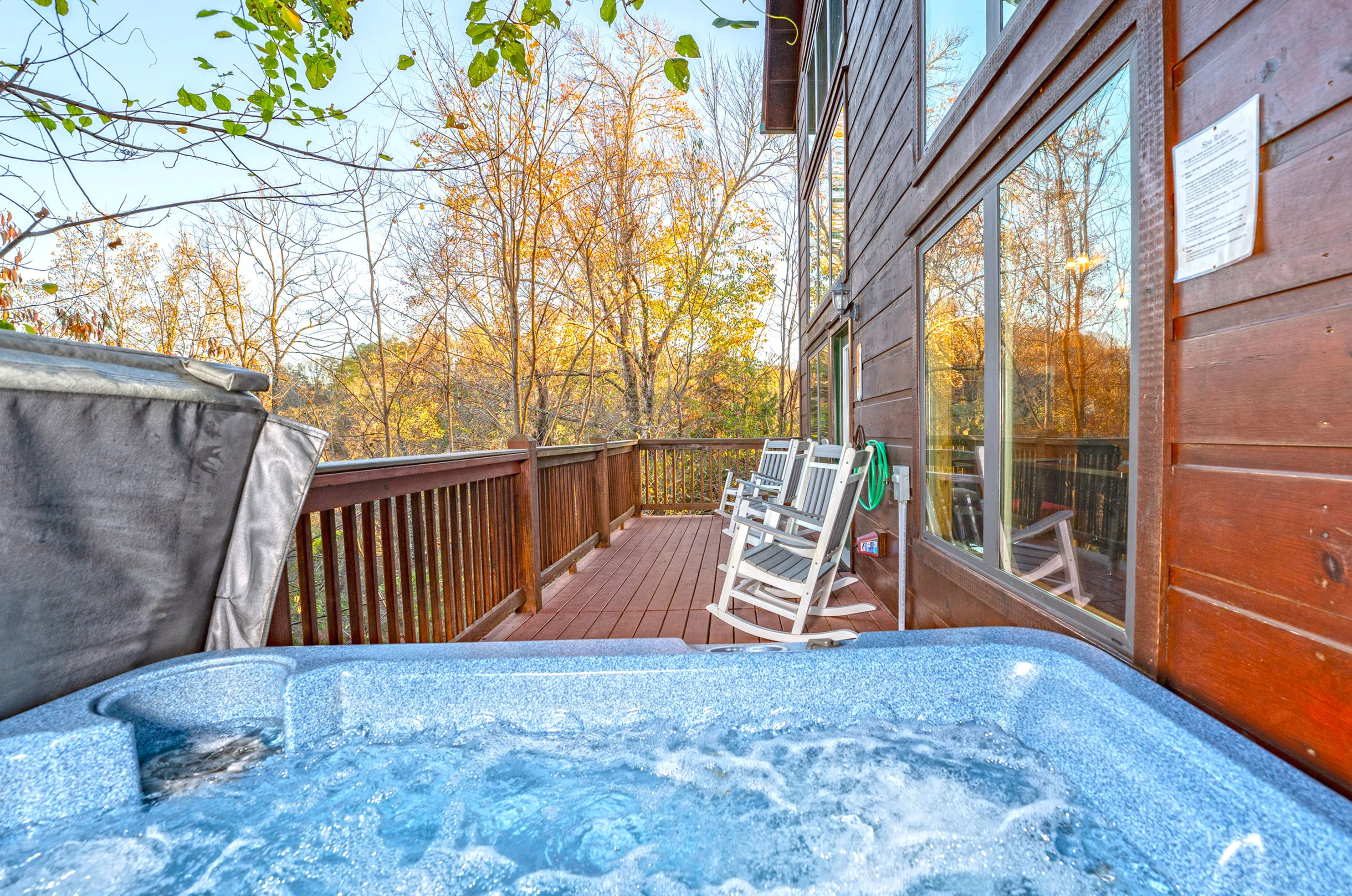 Sleeps 8, 5min to Dollywood 1 mi to PKWY King Bed Game Room/Hot Tub #1