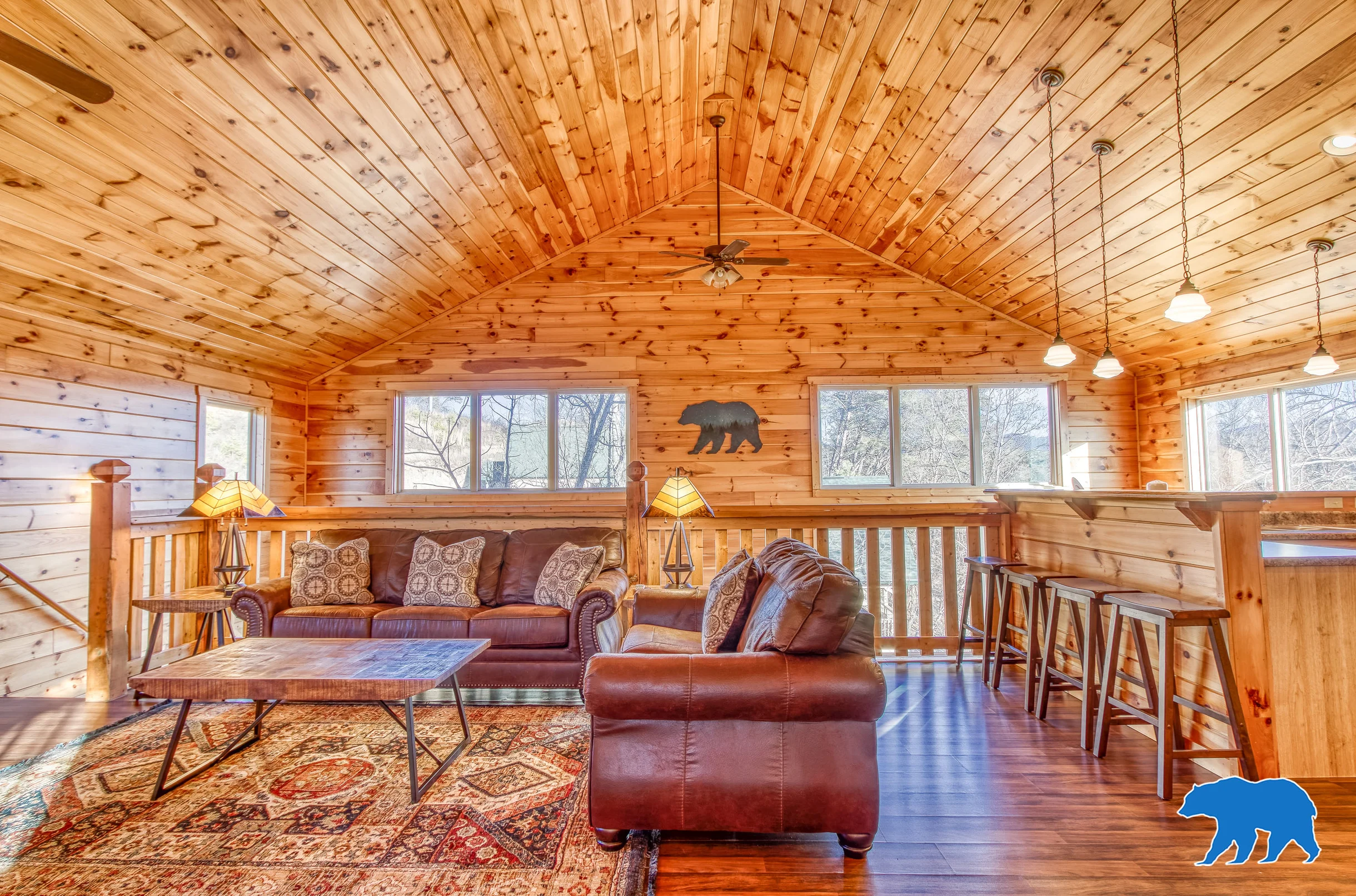 Sleeps 8, 5min to Dollywood 1 mi to PKWY King Bed Game Room/Hot Tub #17