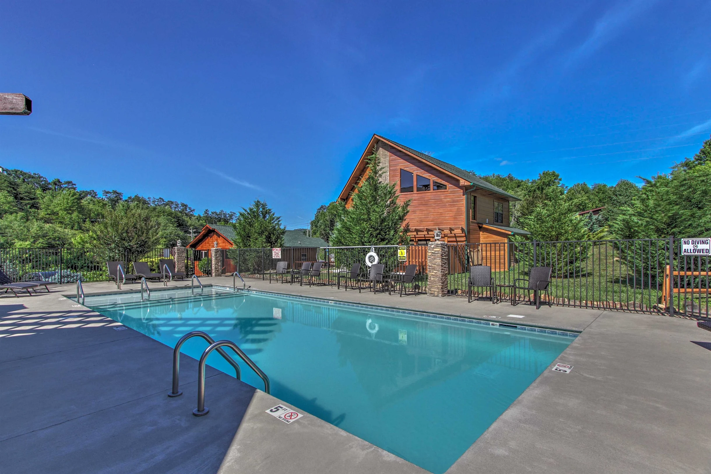 Sleeps 8, 5min to Dollywood 1 mi to PKWY King Bed Game Room/Hot Tub #29