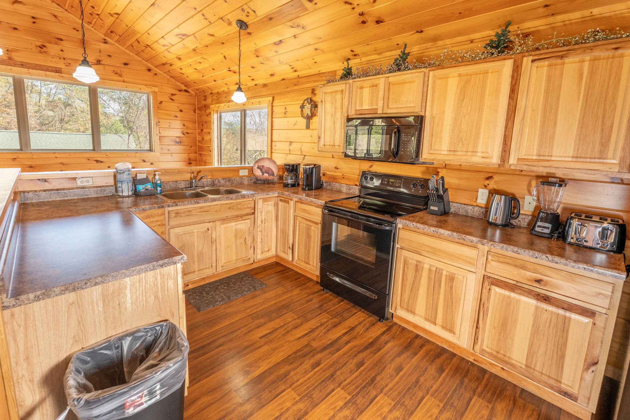 Sleeps 8, 5min to Dollywood 1 mi to PKWY King Bed Game Room/Hot Tub #33
