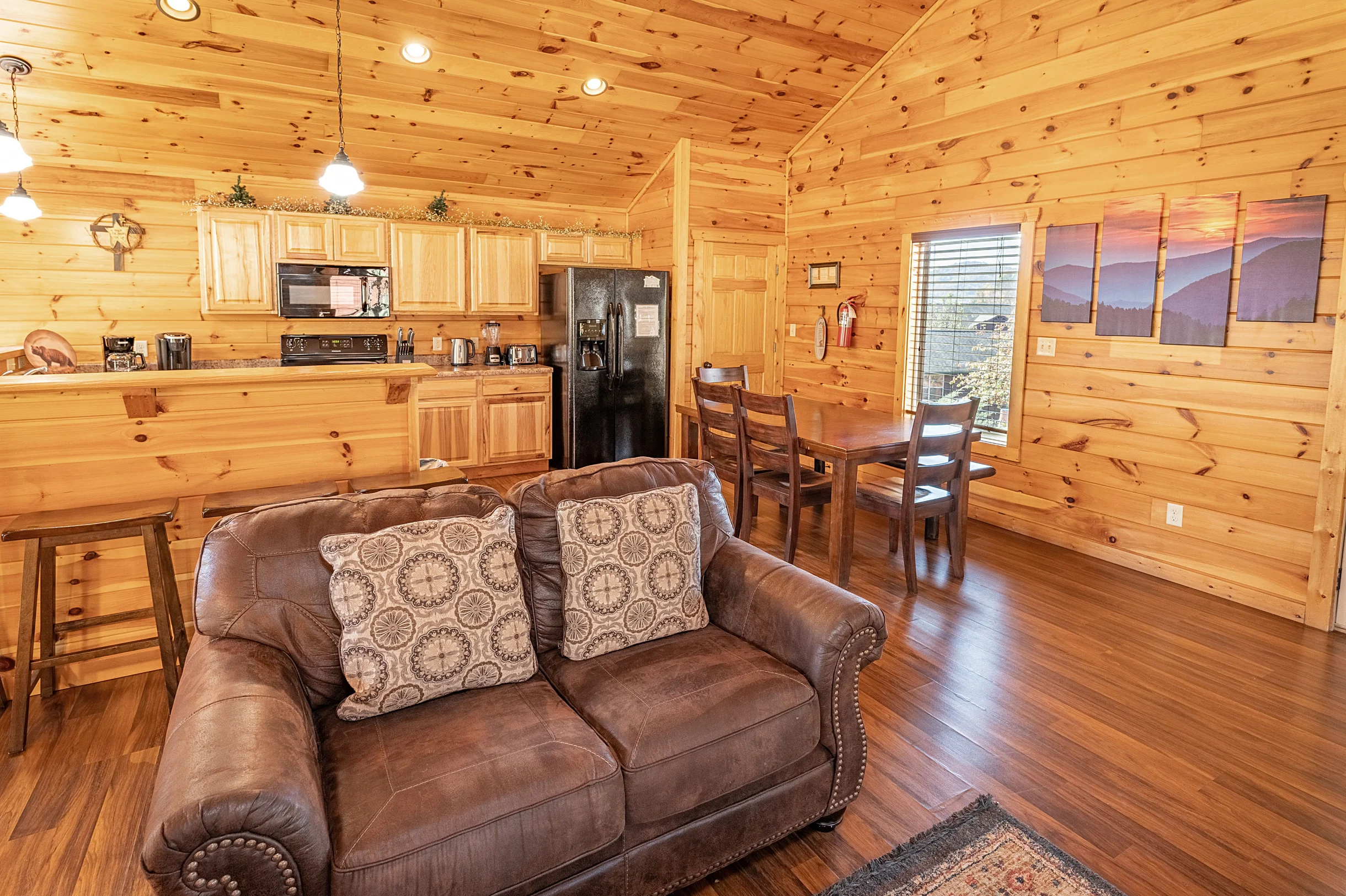 Sleeps 8, 5min to Dollywood 1 mi to PKWY King Bed Game Room/Hot Tub #39