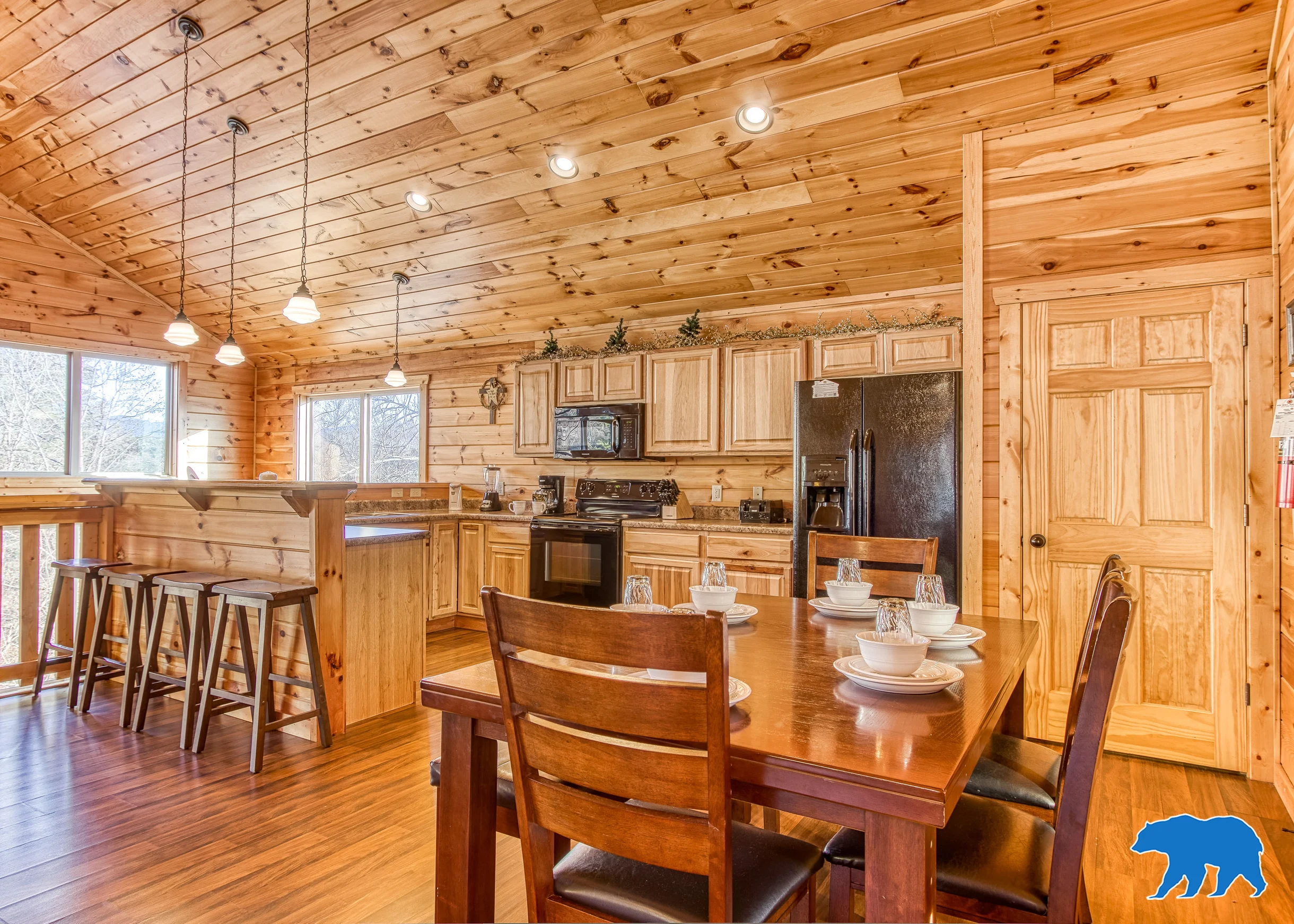 Sleeps 8, 5min to Dollywood 1 mi to PKWY King Bed Game Room/Hot Tub #26