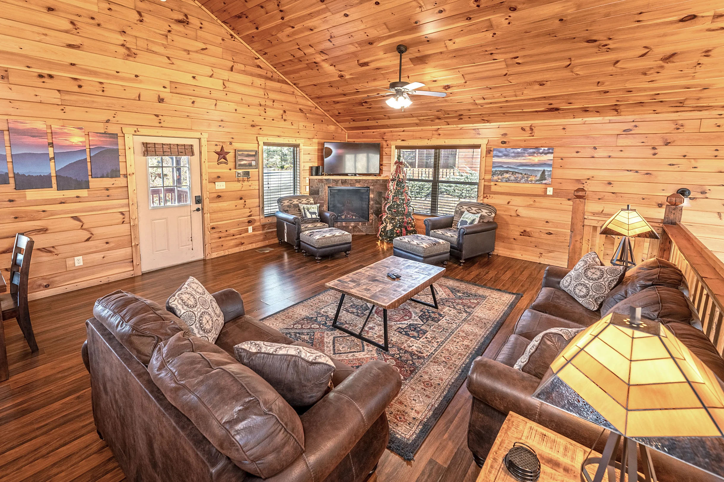 Sleeps 8, 5min to Dollywood 1 mi to PKWY King Bed Game Room/Hot Tub #28