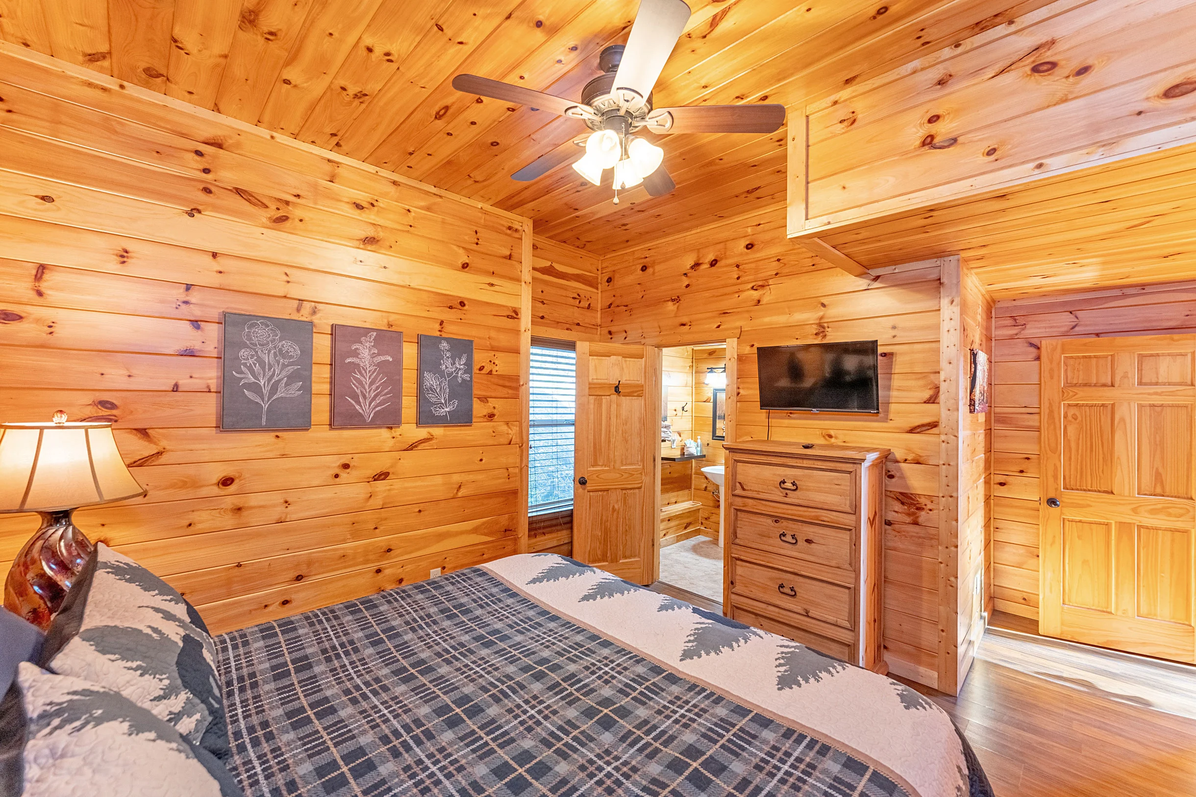 Sleeps 8, 5min to Dollywood 1 mi to PKWY King Bed Game Room/Hot Tub #25