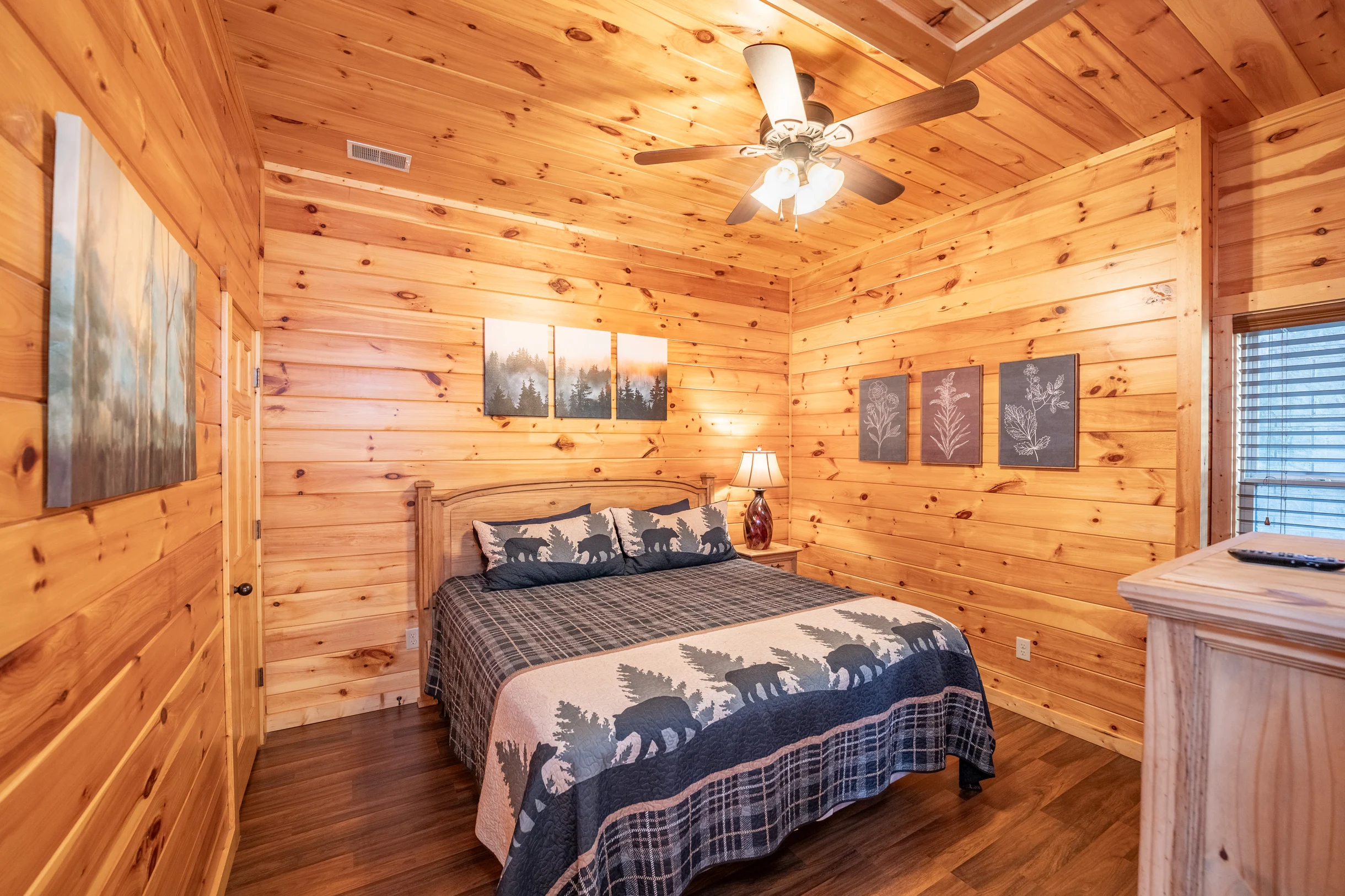 Sleeps 8, 5min to Dollywood 1 mi to PKWY King Bed Game Room/Hot Tub #40