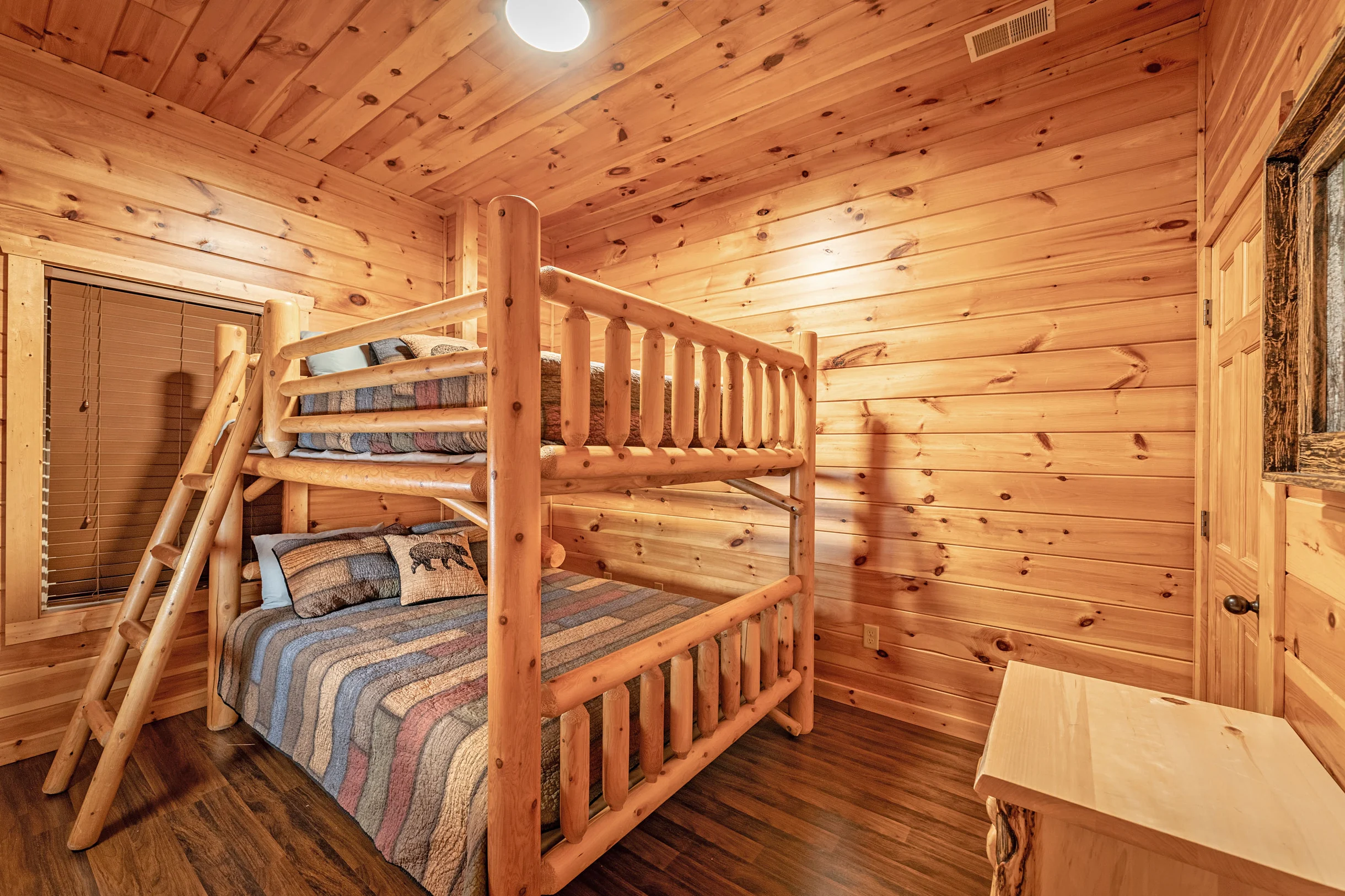 Sleeps 8, 5min to Dollywood 1 mi to PKWY King Bed Game Room/Hot Tub #36