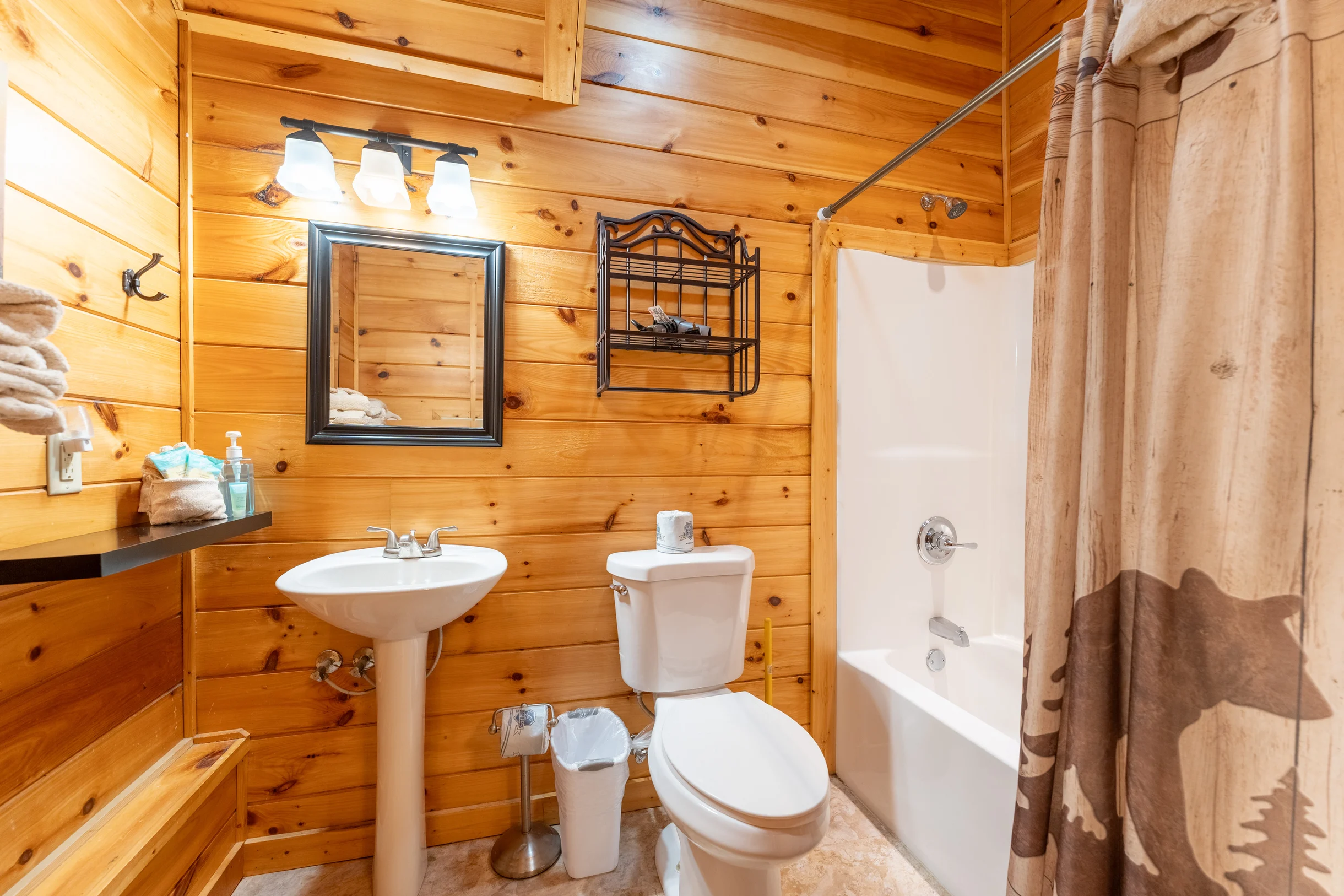 Sleeps 8, 5min to Dollywood 1 mi to PKWY King Bed Game Room/Hot Tub #34