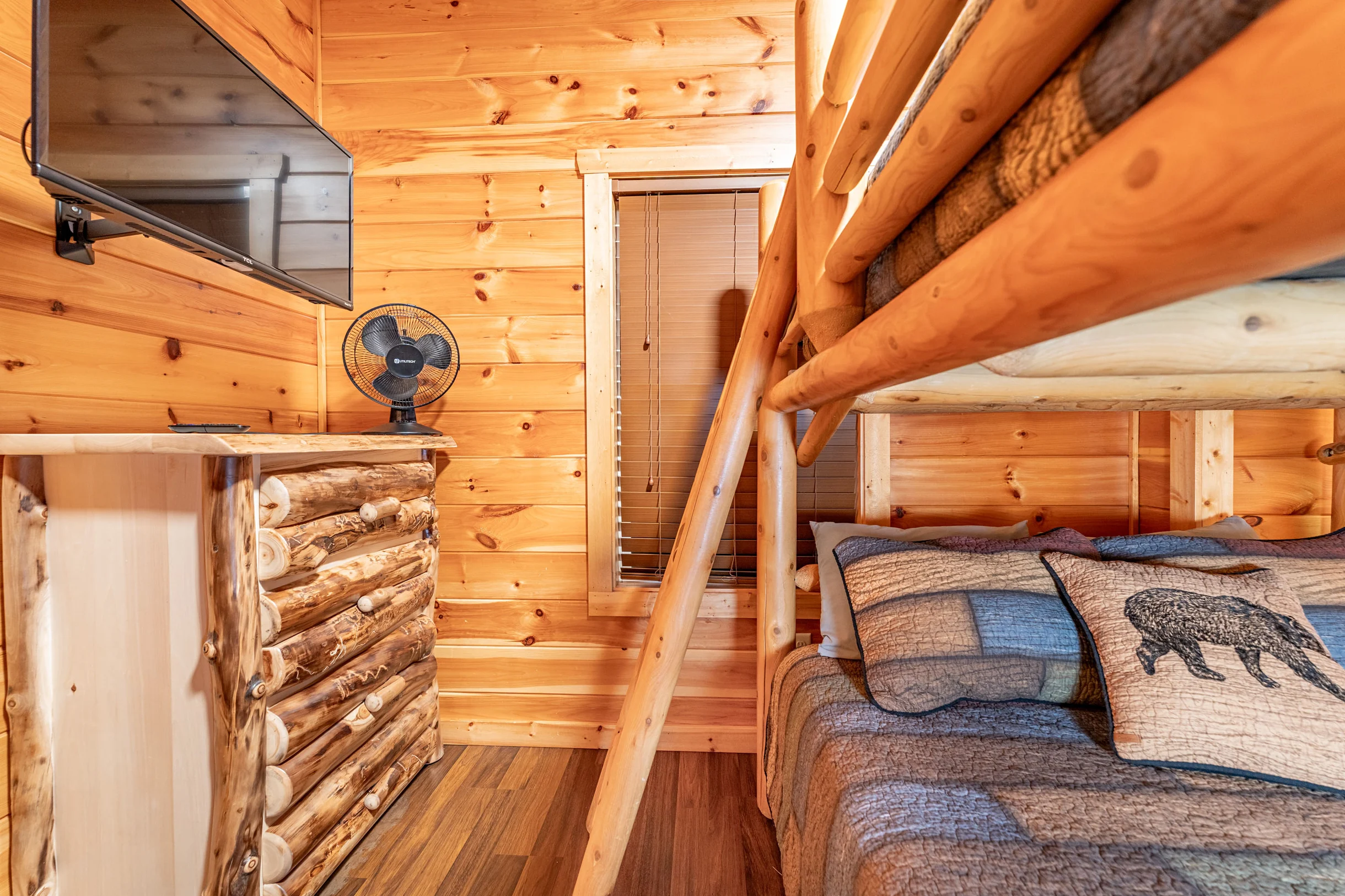 Sleeps 8, 5min to Dollywood 1 mi to PKWY King Bed Game Room/Hot Tub #35