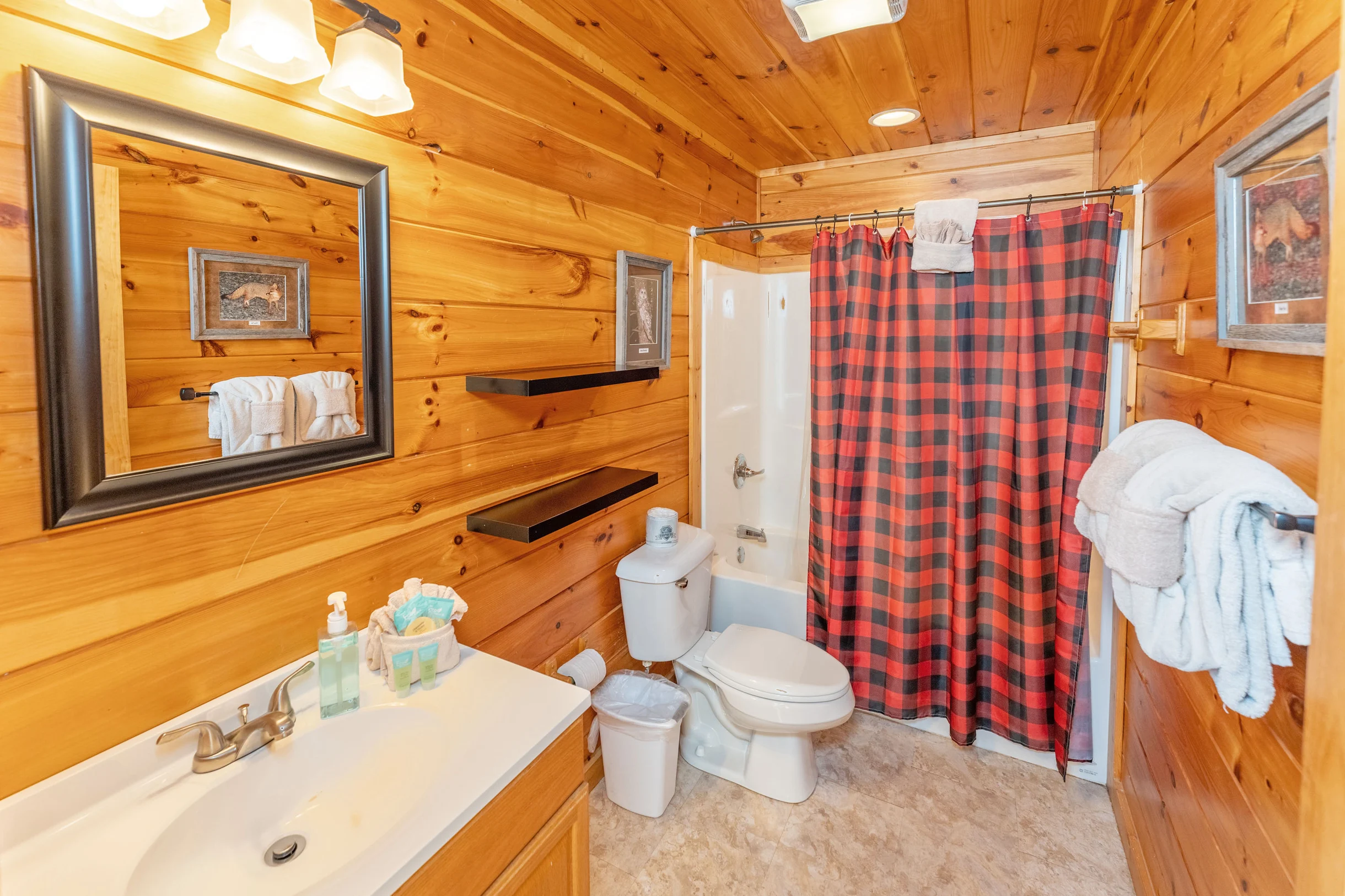 Sleeps 8, 5min to Dollywood 1 mi to PKWY King Bed Game Room/Hot Tub #2