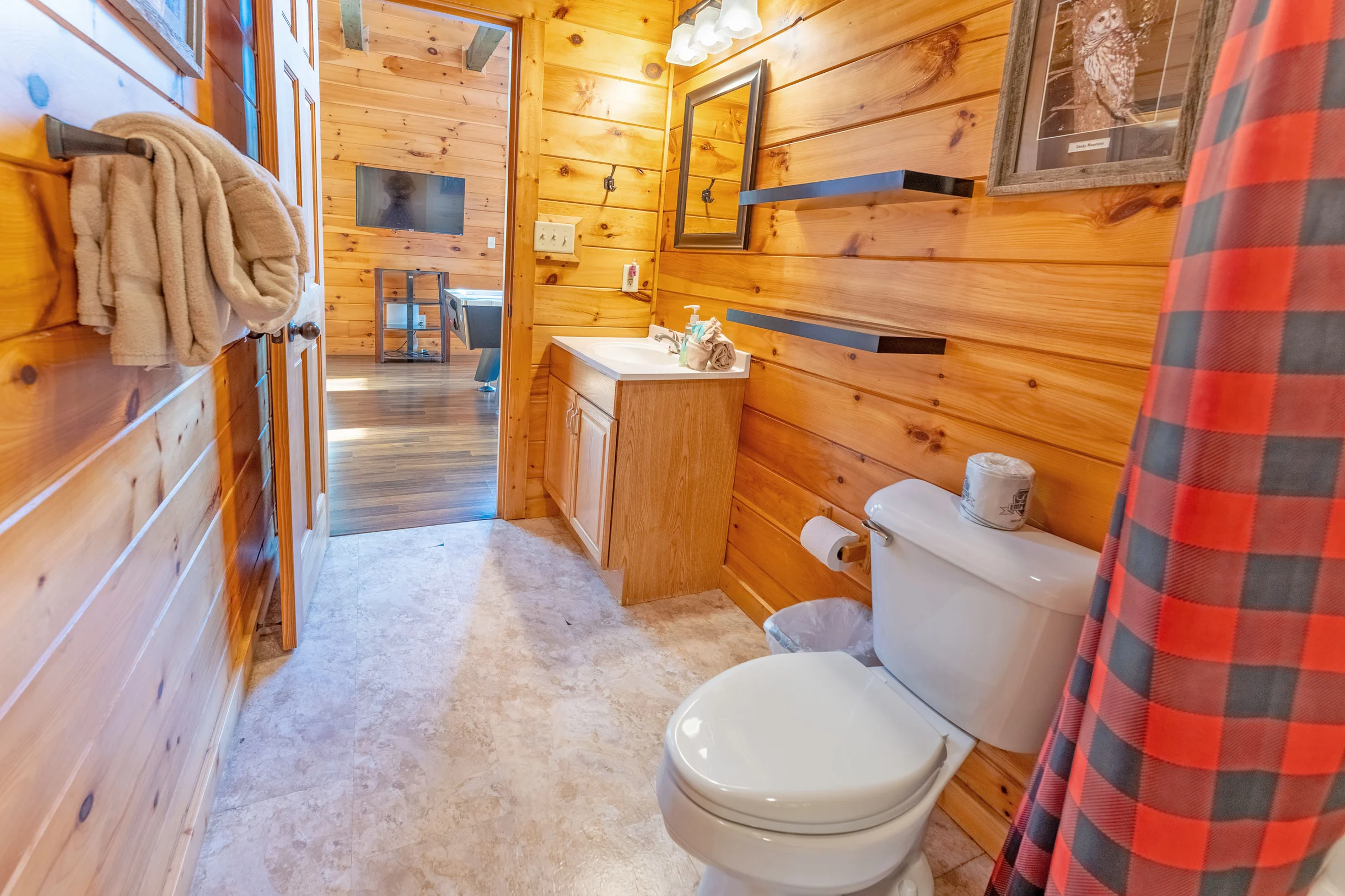 Sleeps 8, 5min to Dollywood 1 mi to PKWY King Bed Game Room/Hot Tub #24