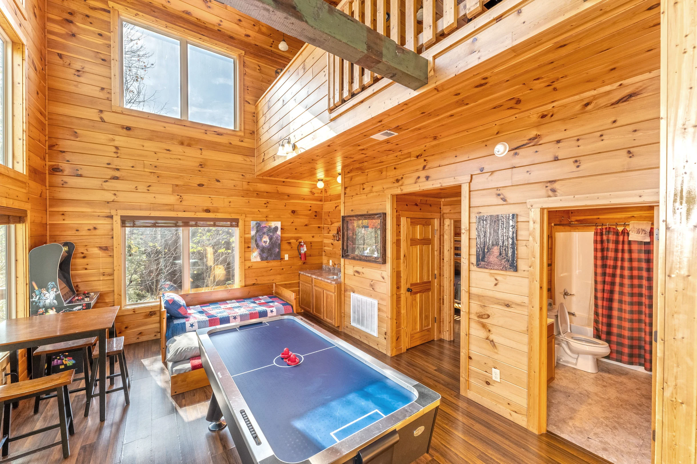 Sleeps 8, 5min to Dollywood 1 mi to PKWY King Bed Game Room/Hot Tub #10
