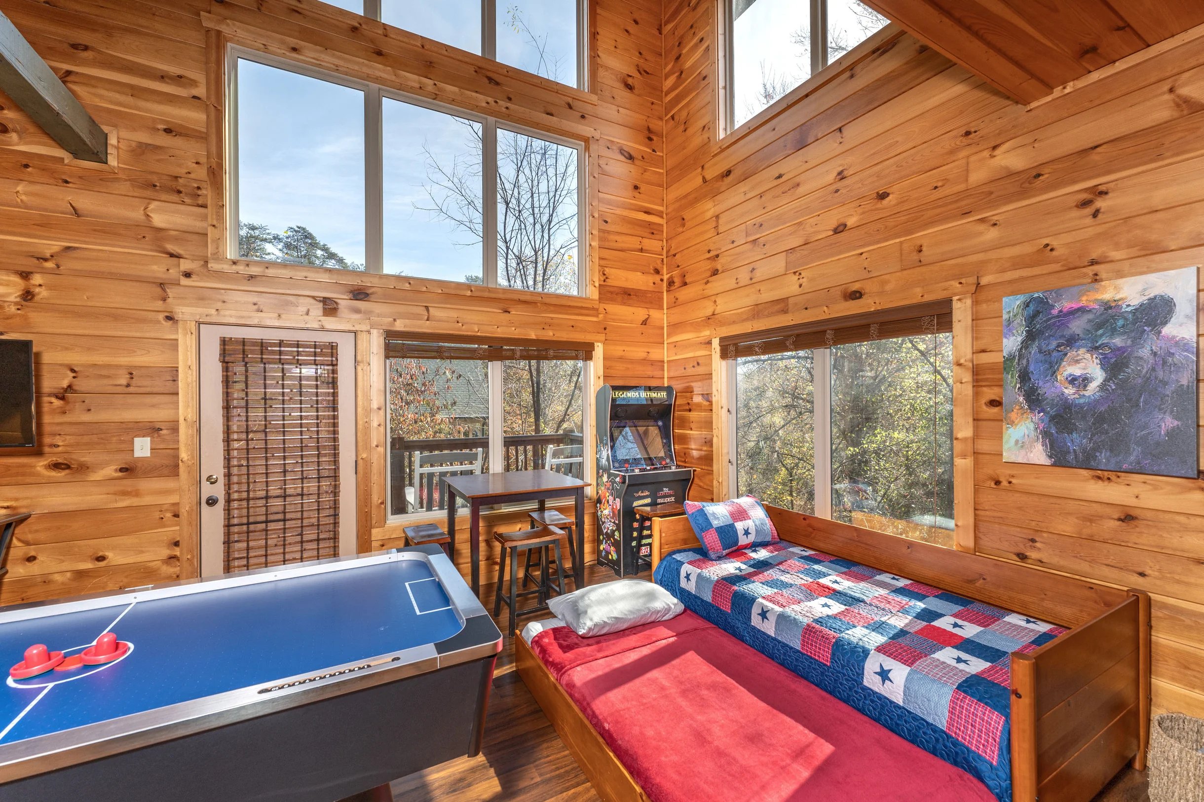 Sleeps 8, 5min to Dollywood 1 mi to PKWY King Bed Game Room/Hot Tub #18