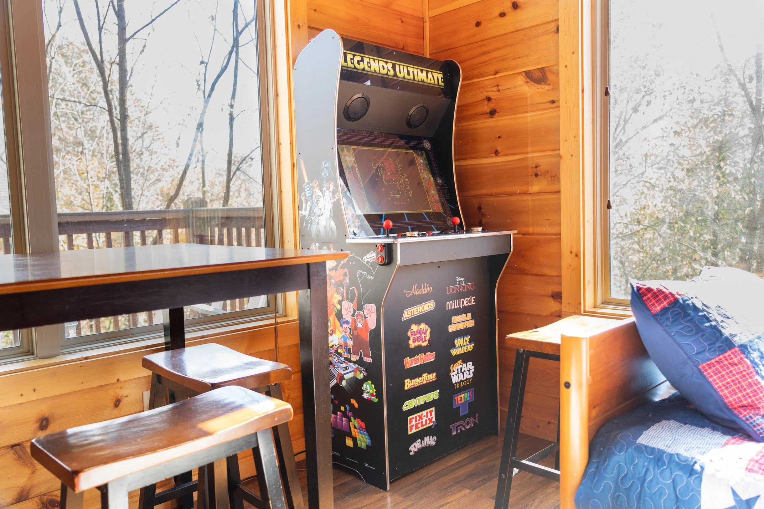 Sleeps 8, 5min to Dollywood 1 mi to PKWY King Bed Game Room/Hot Tub #31