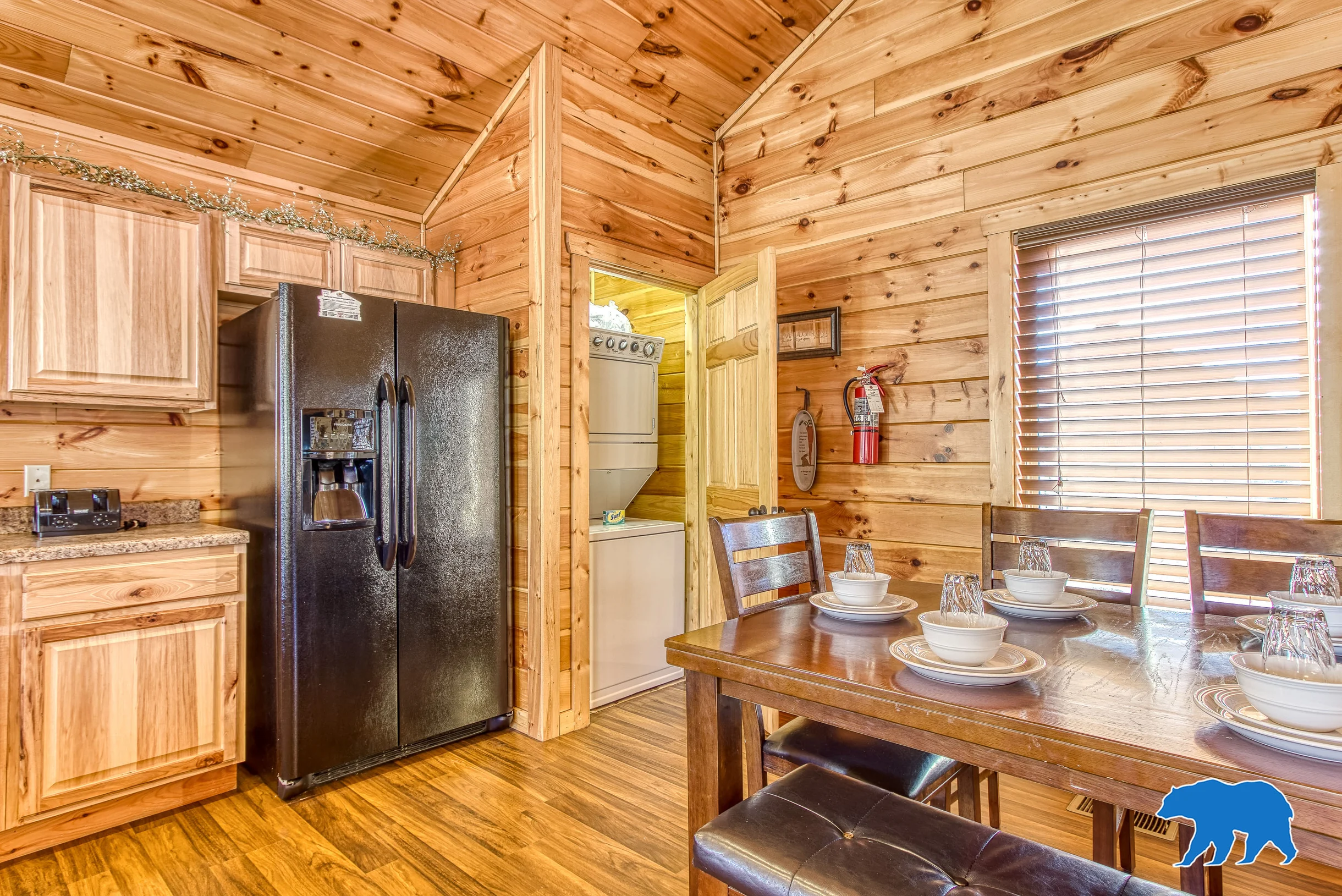 Sleeps 8, 5min to Dollywood 1 mi to PKWY King Bed Game Room/Hot Tub #14