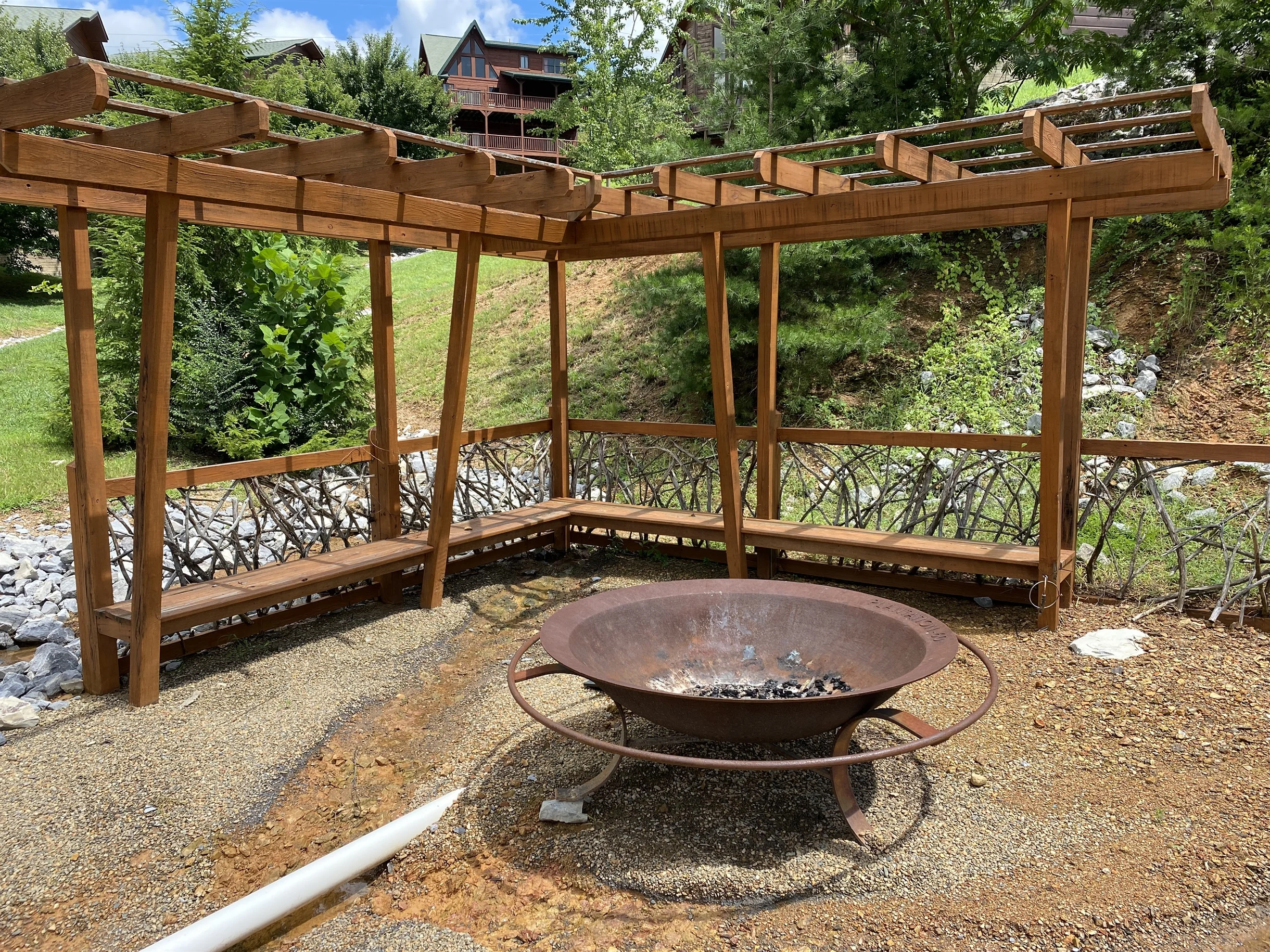 Sleeps 8, 5min to Dollywood 1 mi to PKWY King Bed Game Room/Hot Tub #43