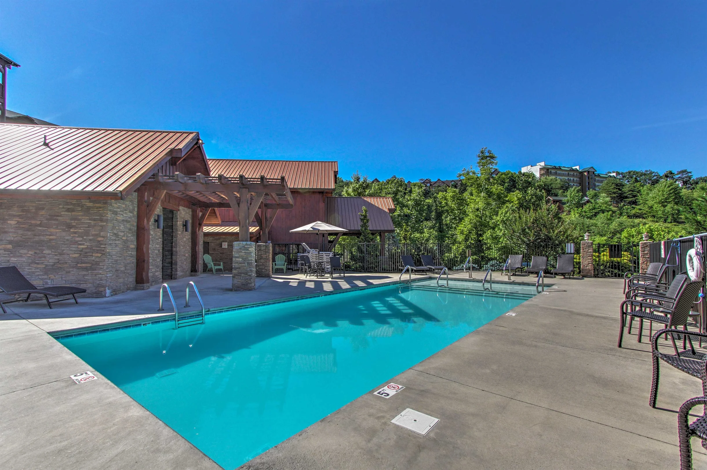 Sleeps 8, 5min to Dollywood 1 mi to PKWY King Bed Game Room/Hot Tub #6
