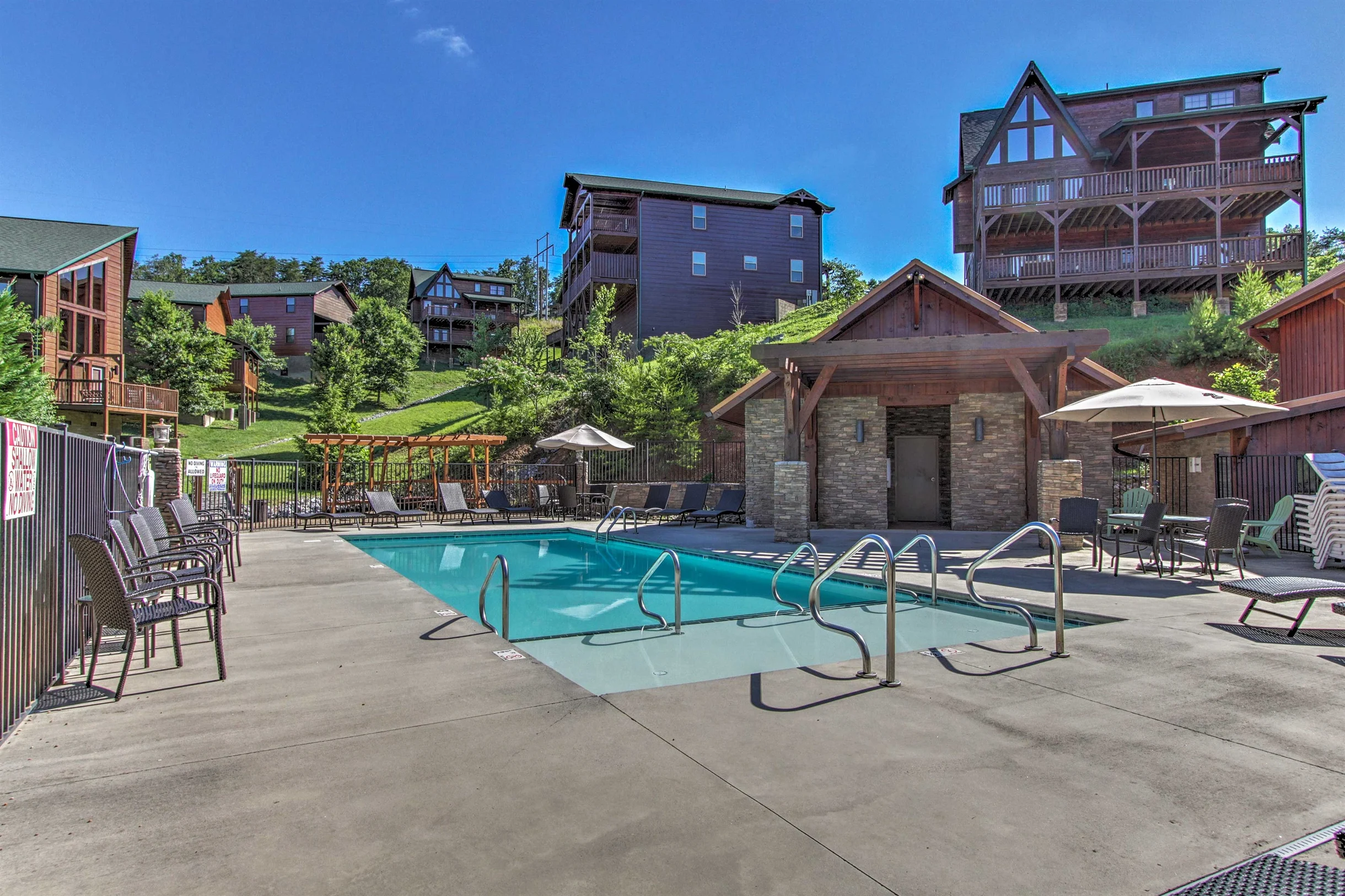 Sleeps 8, 5min to Dollywood 1 mi to PKWY King Bed Game Room/Hot Tub #42