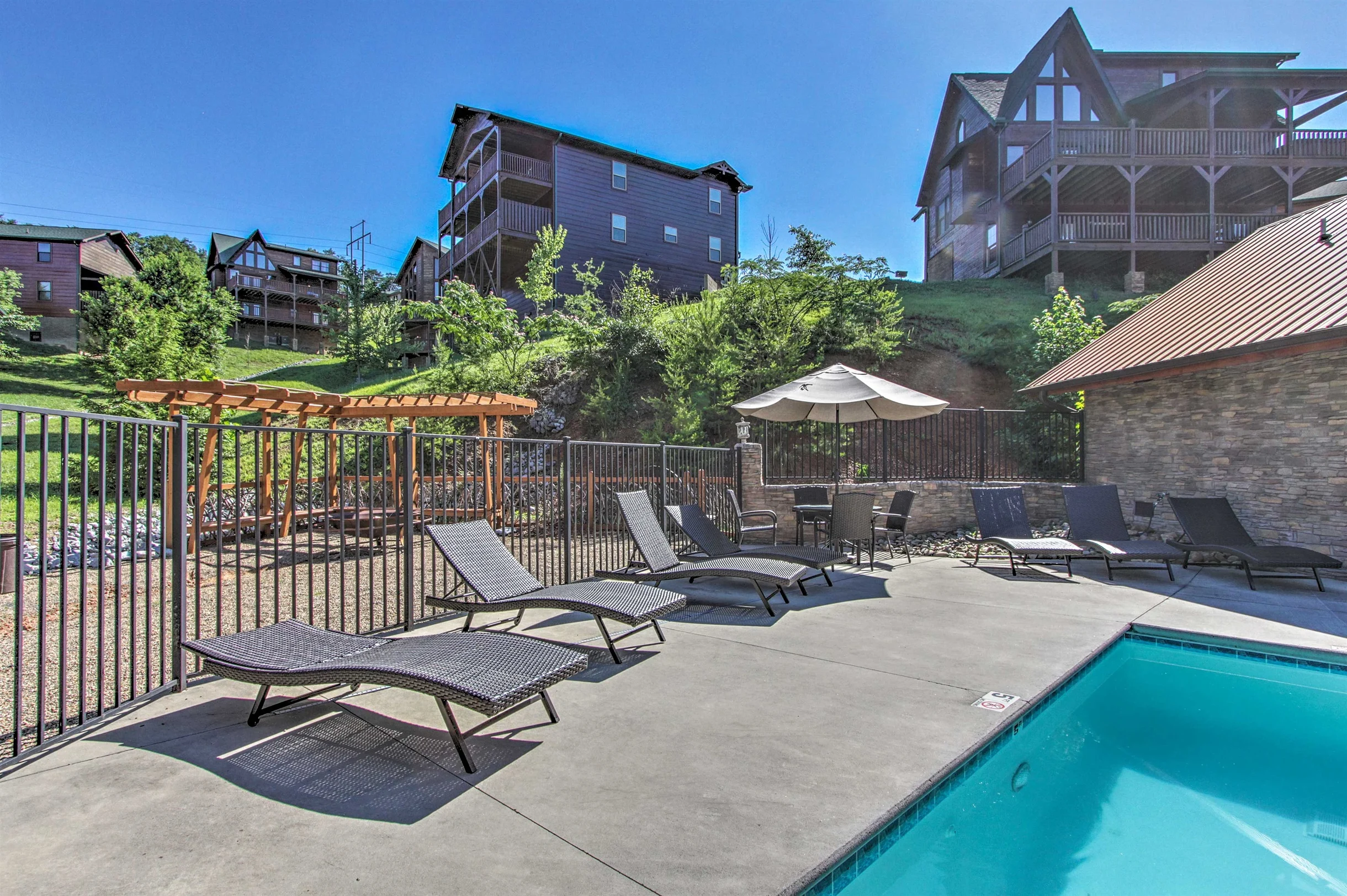 Sleeps 8, 5min to Dollywood 1 mi to PKWY King Bed Game Room/Hot Tub #41