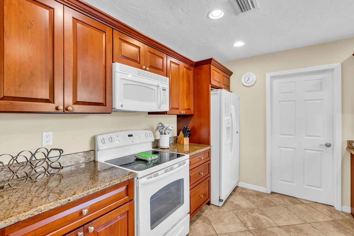 2852 Gulf Gate Dr property photo 5