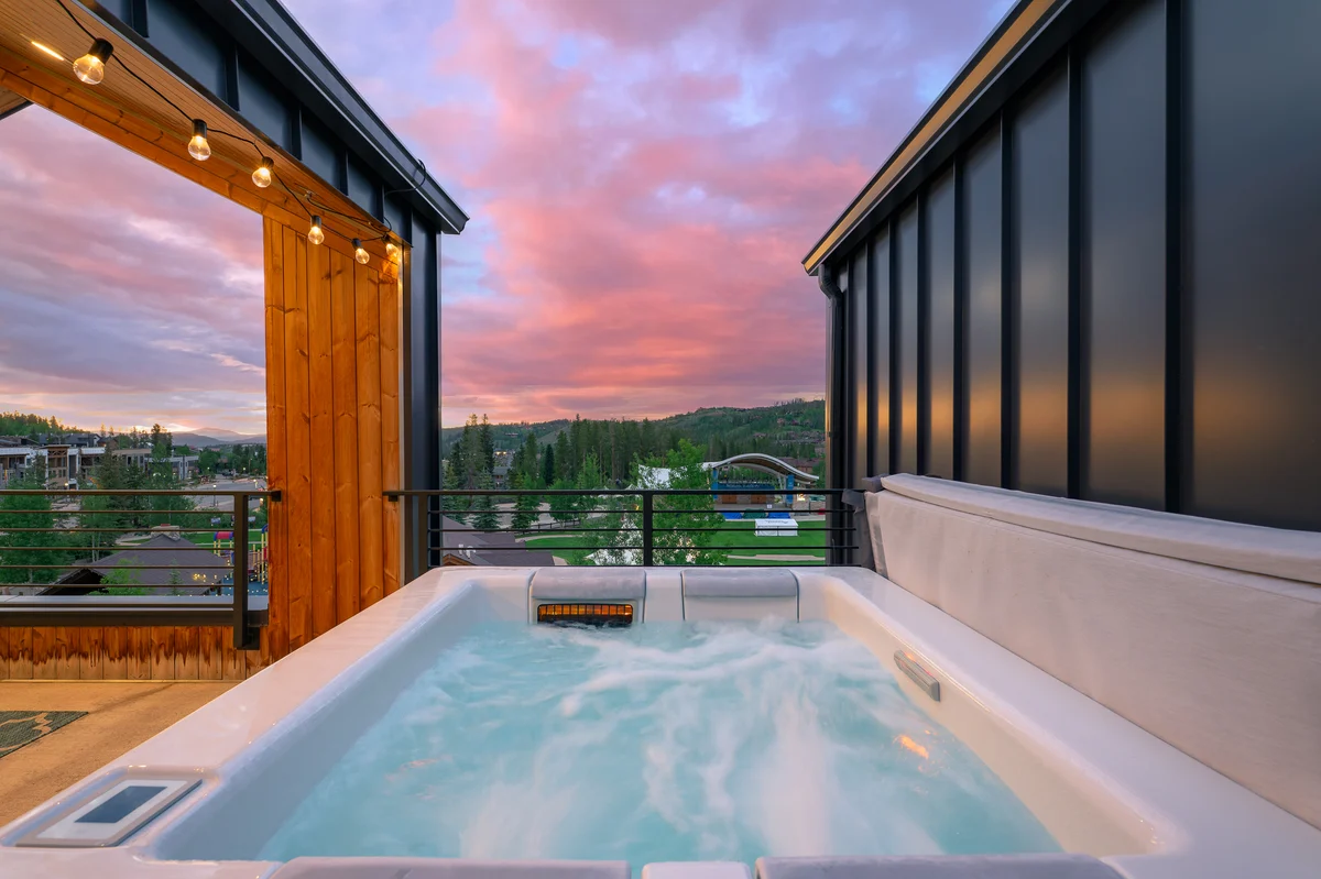 Rendezvous Center Rooftop Spa 92 #14