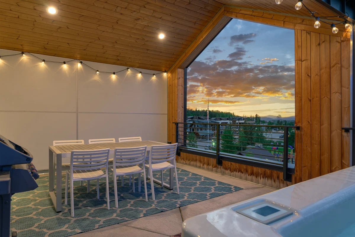 Rendezvous Center Rooftop Spa 92 #29