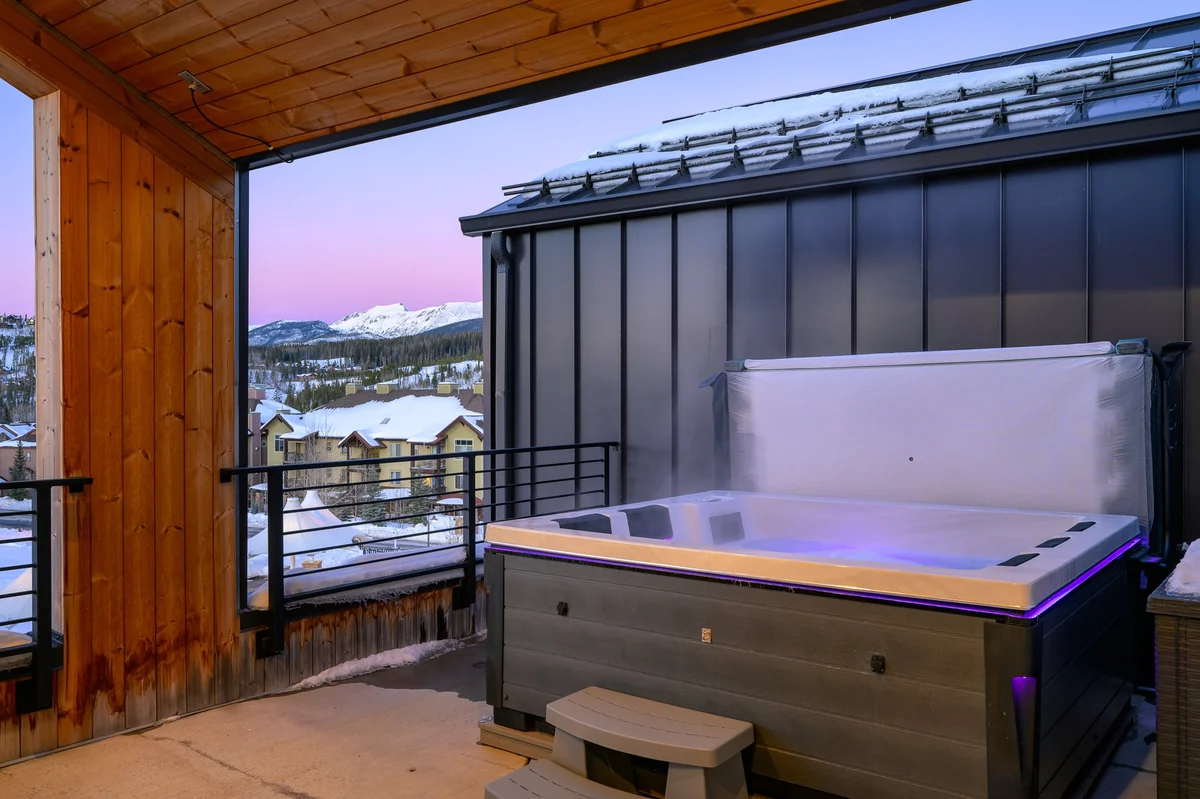 Rendezvous Center Rooftop Spa 96 #218