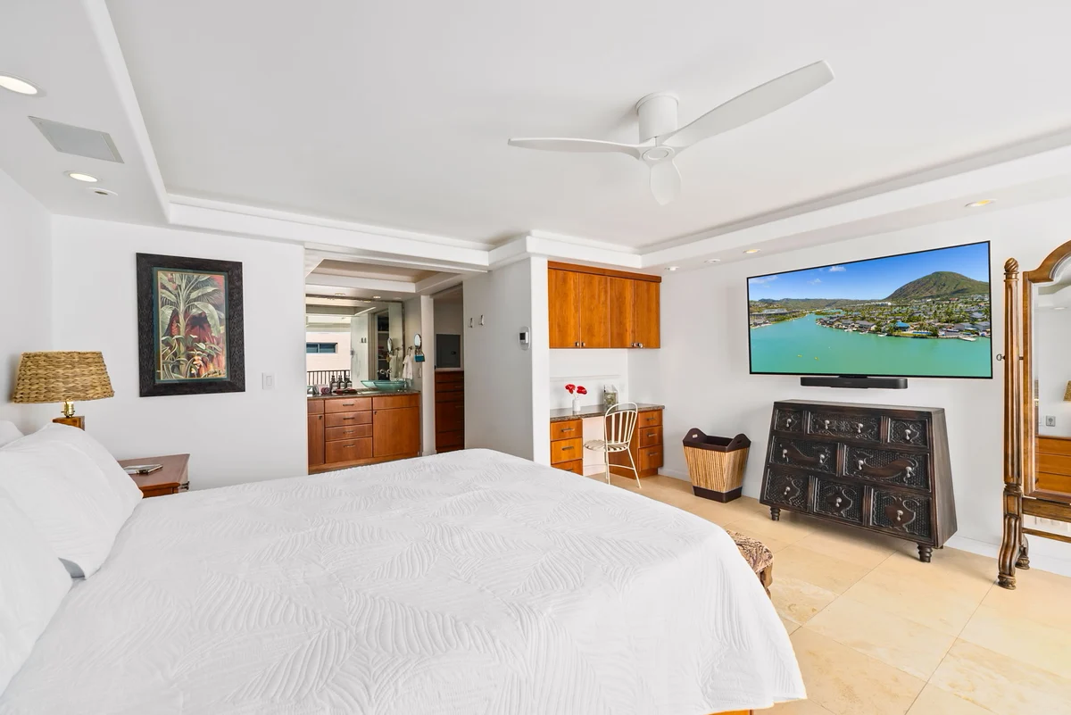 Kaimana Beach Penthouse #75