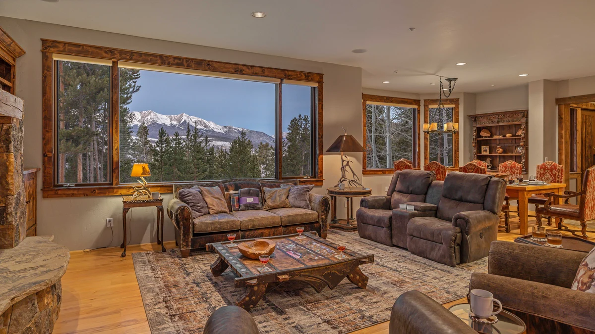 Alpenglow Peaks Lodge