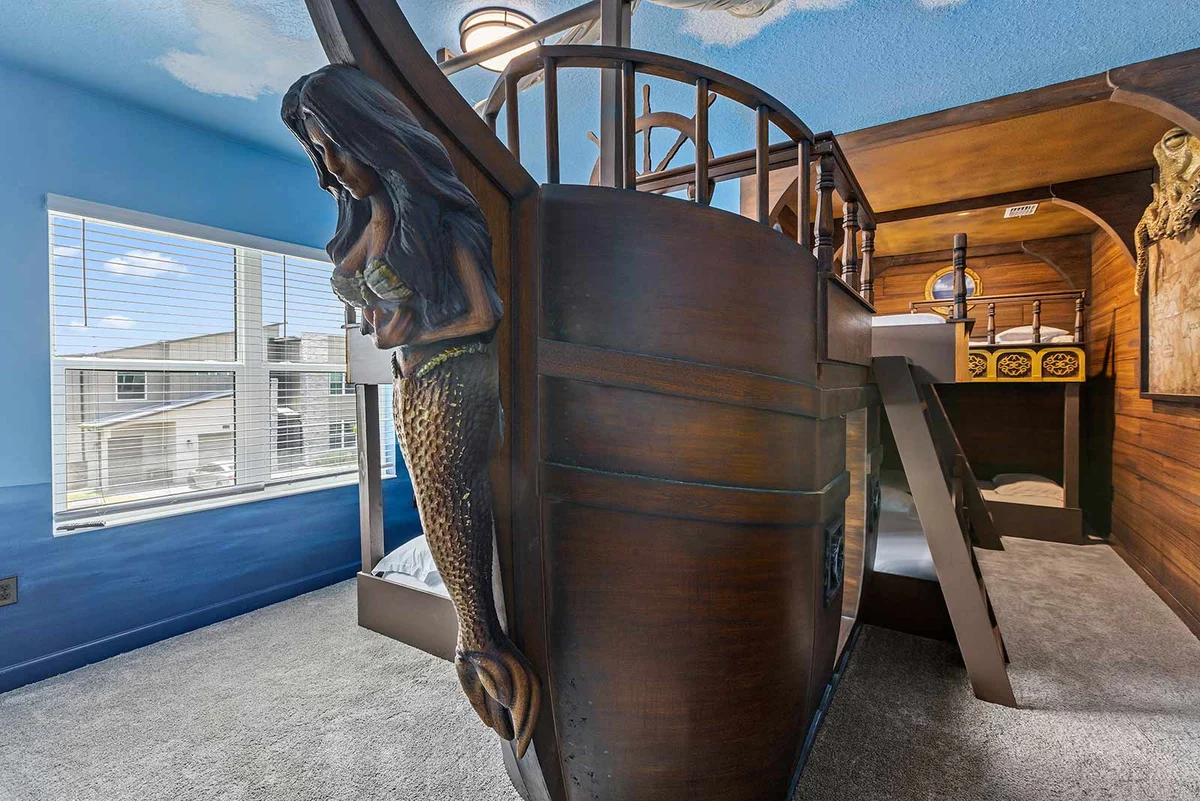 HI335SD: 6 bed, Pirate, Karaoke #67