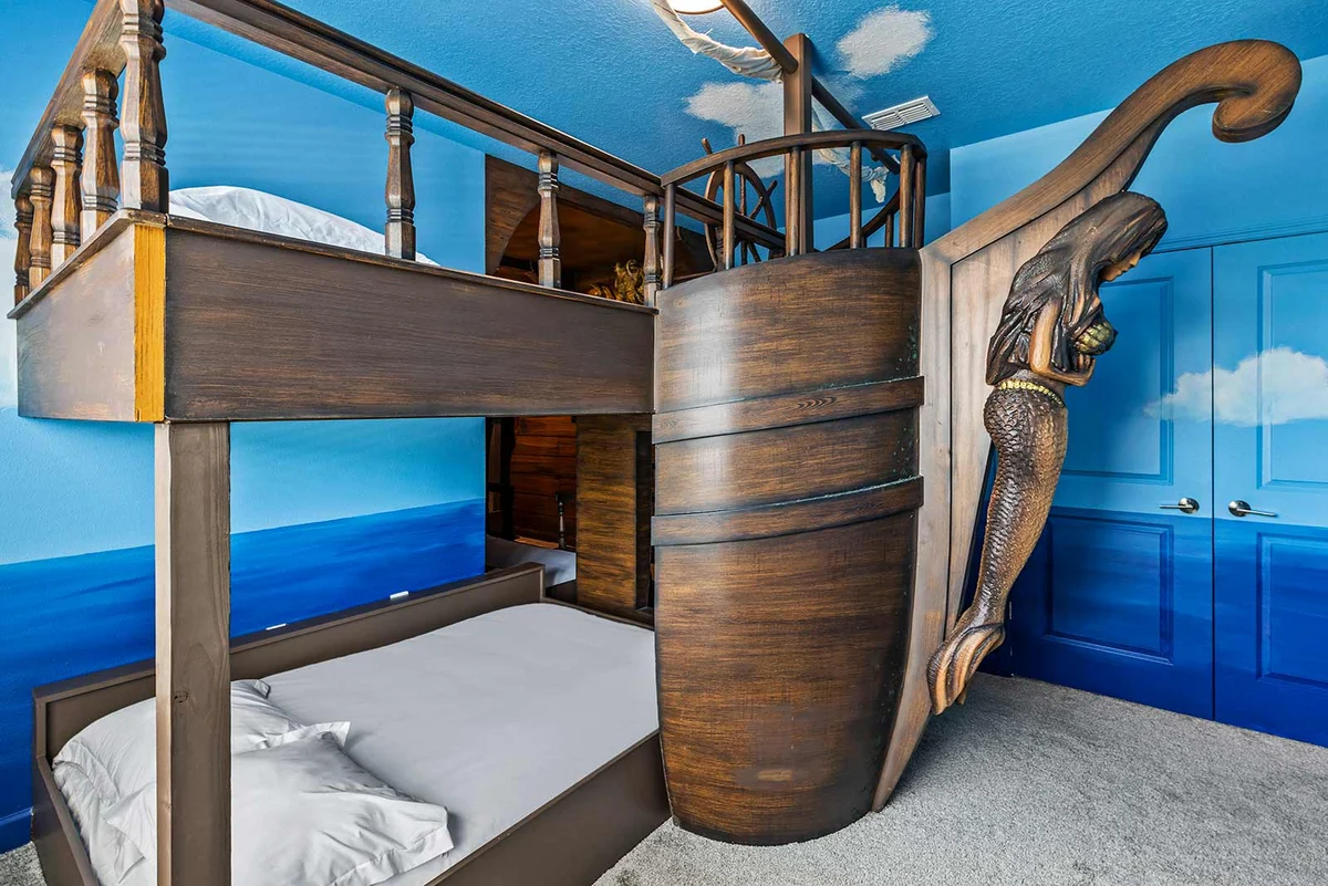 HI335SD: 6 bed, Pirate, Karaoke #60