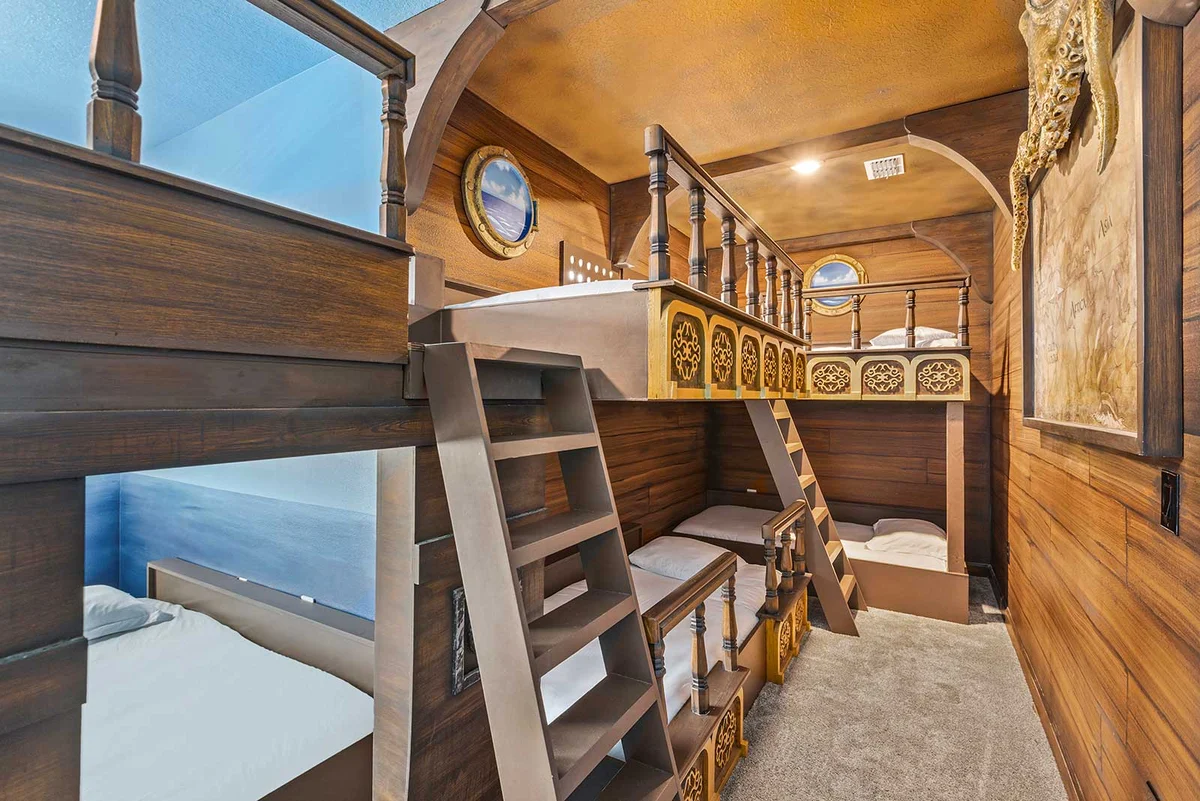 HI335SD: 6 bed, Pirate, Karaoke #65