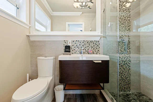 Bathroom 1 image 1