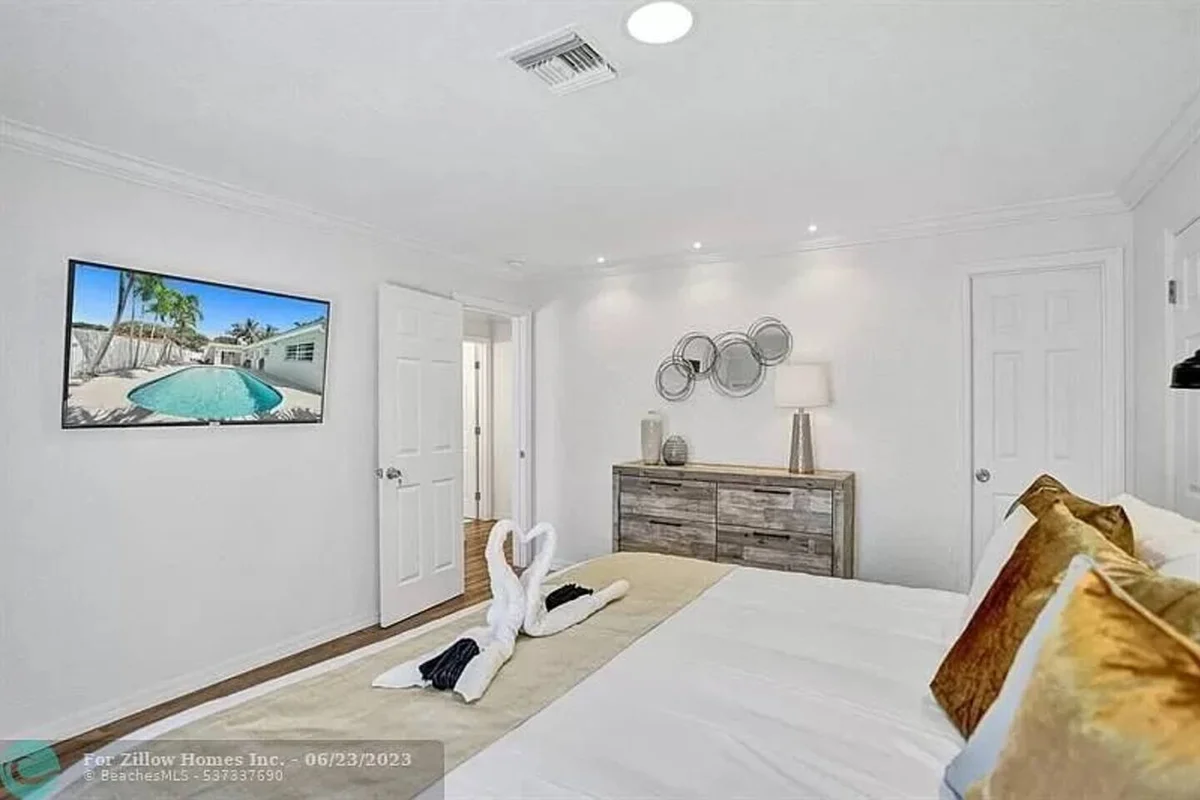 Bedroom 1 image 1
