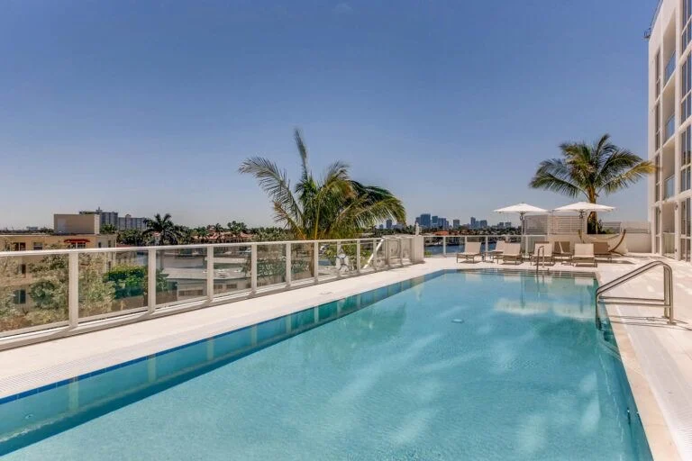 Condo in Fort Lauderdale property photo 2