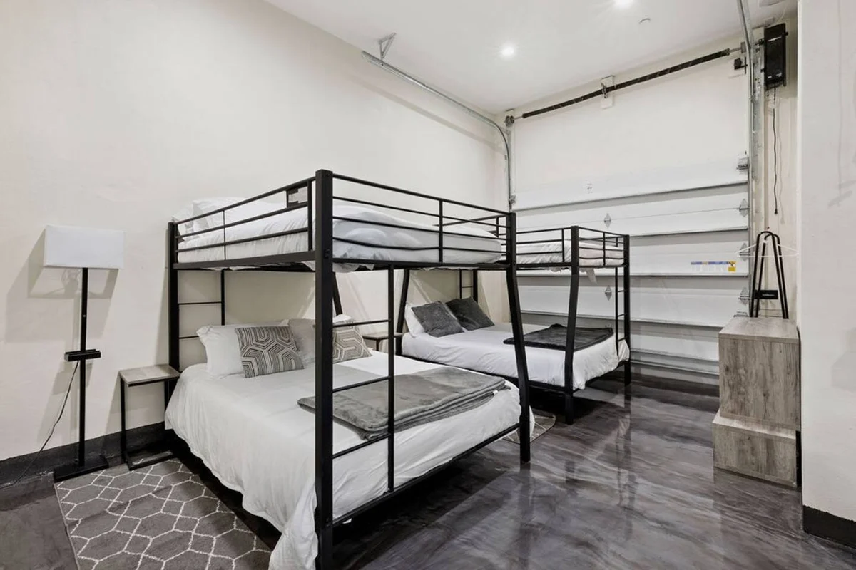 Bedroom 5 image 1