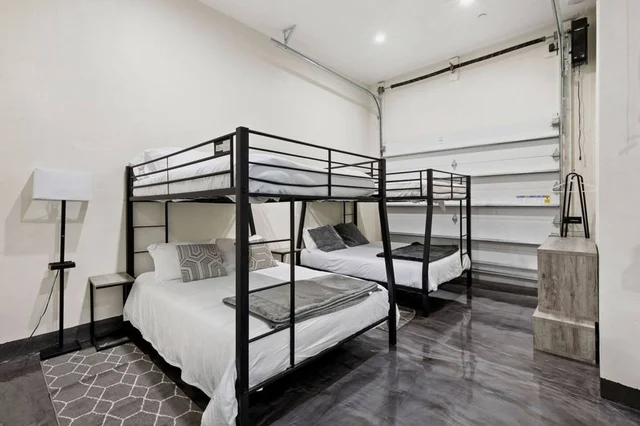 Bedroom 5 image 1
