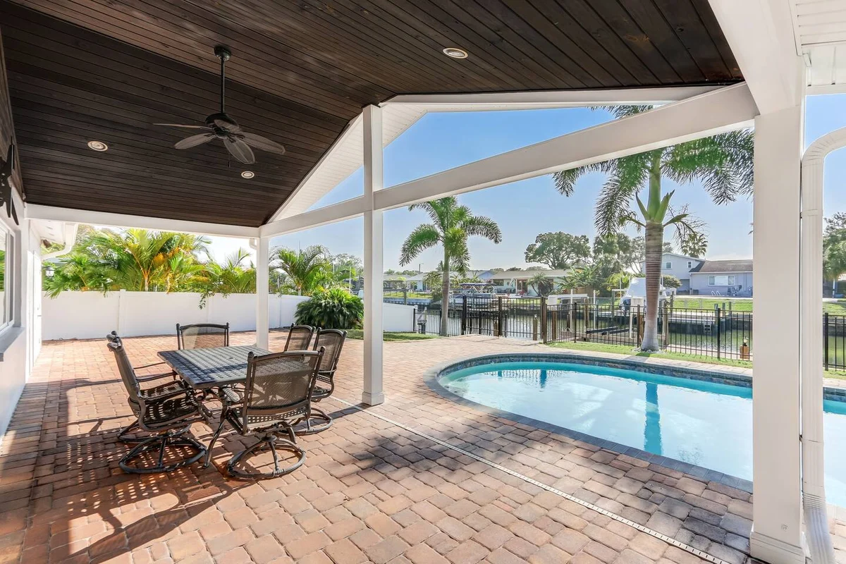 Home in Tampa property photo 2