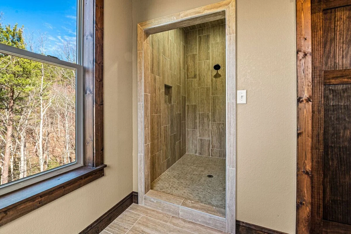 Bathroom 1 image 1