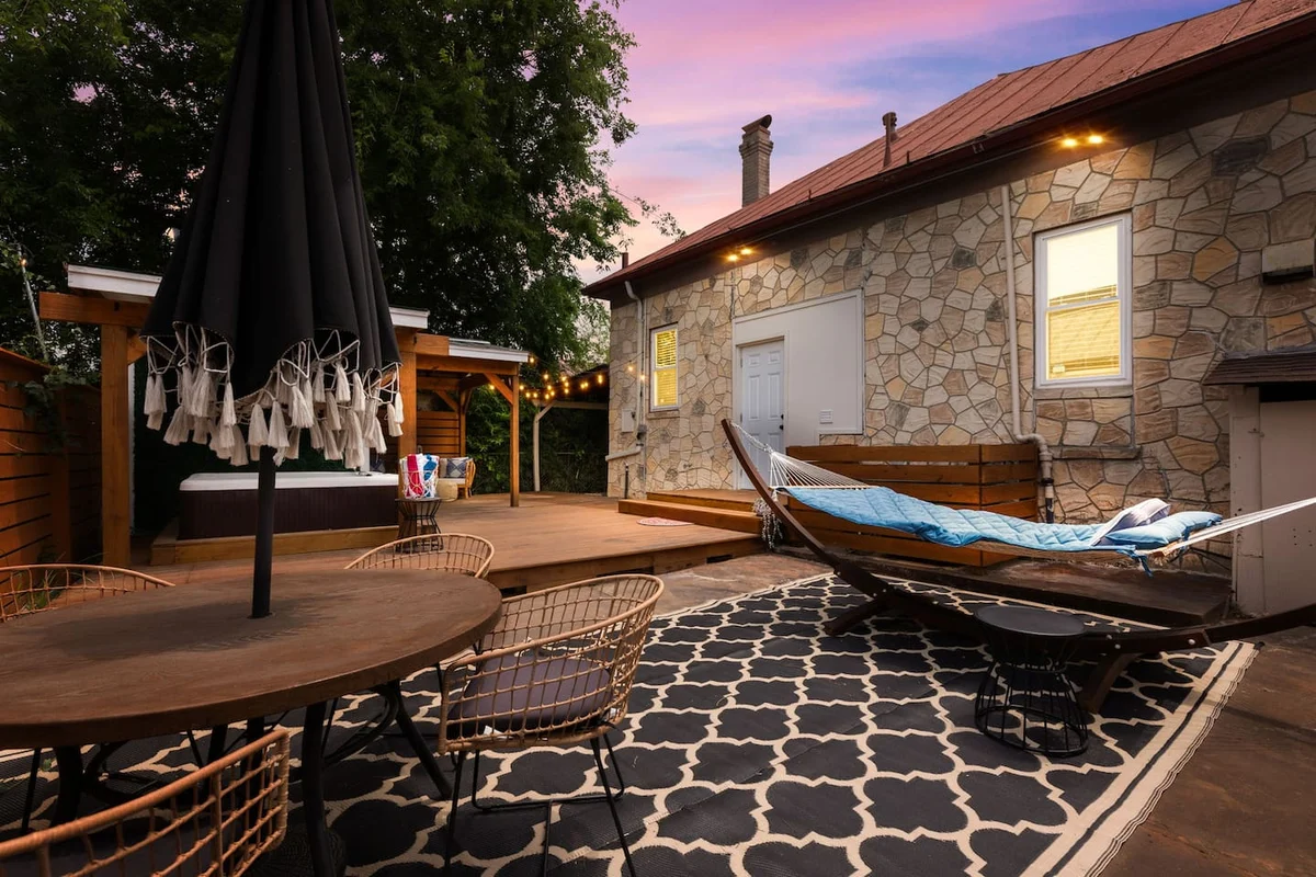 Heart of Southtown, Hot Tub, Hammock, King &TVs property photo 2