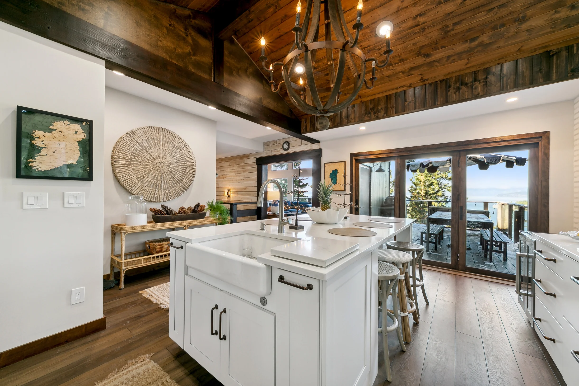 Heavenly lakeview home with hot tub and large kitchen Luxe42 #133