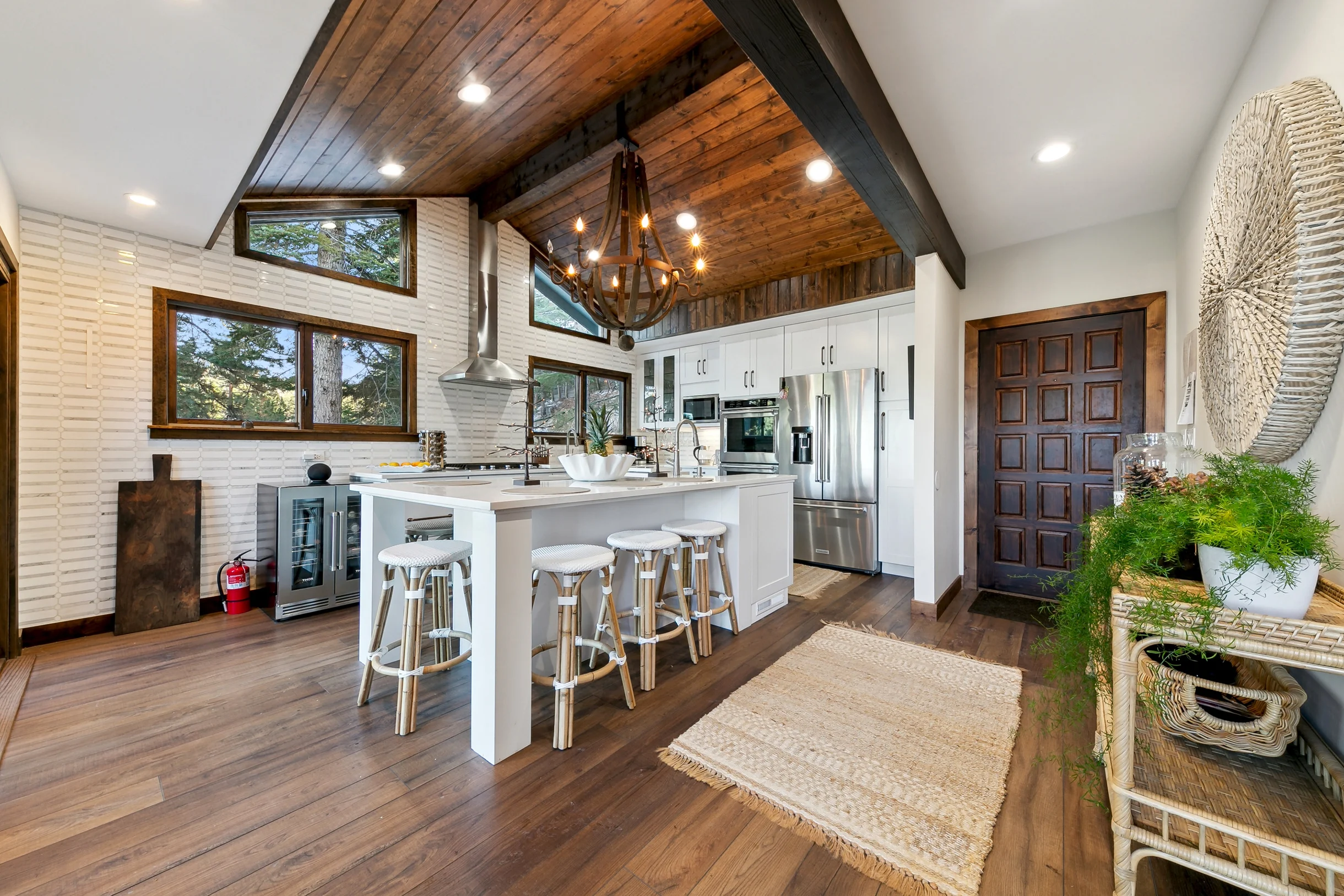 Heavenly lakeview home with hot tub and large kitchen Luxe42 #120