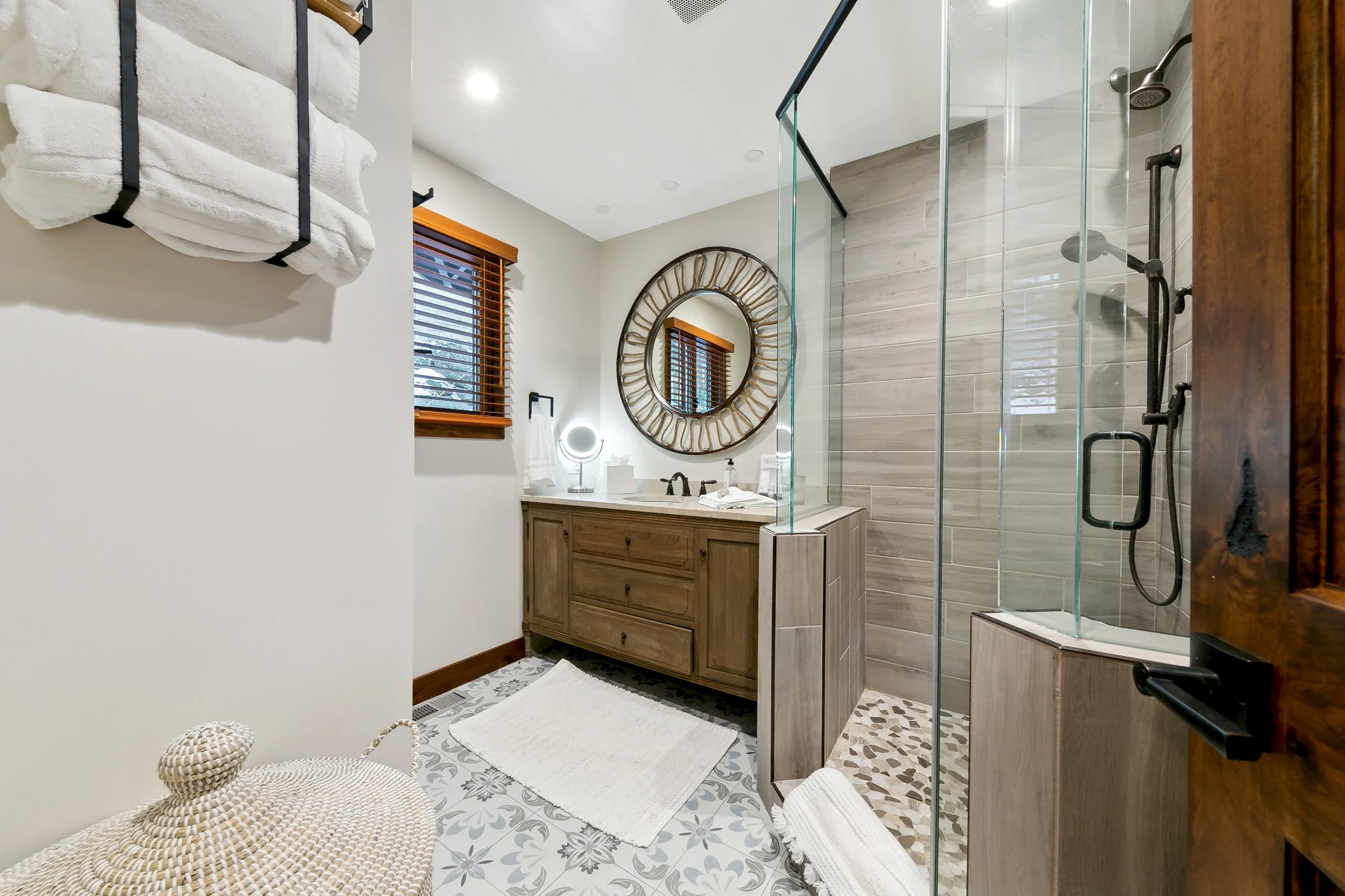 Heavenly lakeview home with hot tub and large kitchen Luxe42 #109