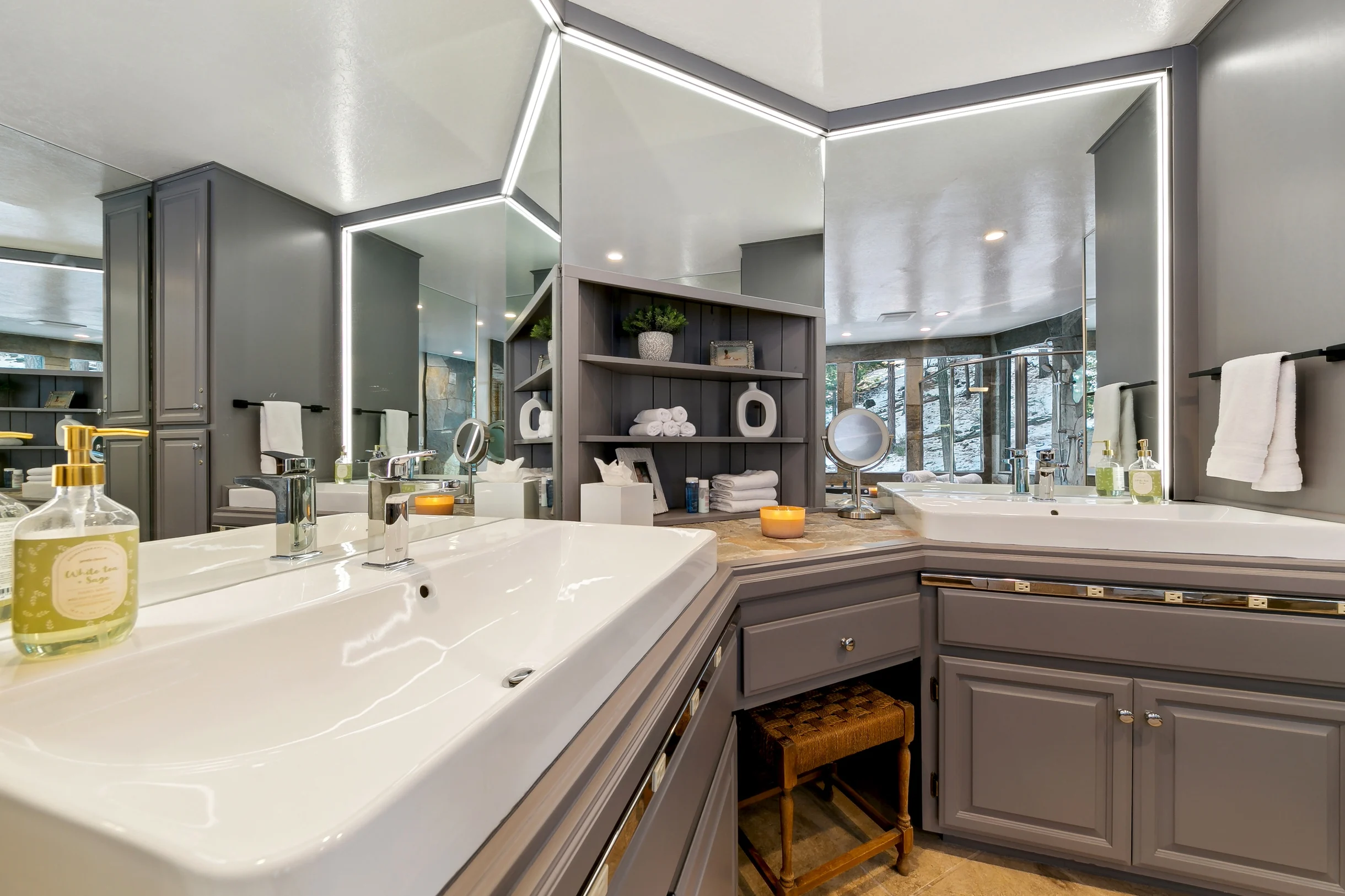 Heavenly lakeview home with hot tub and large kitchen Luxe42 #90