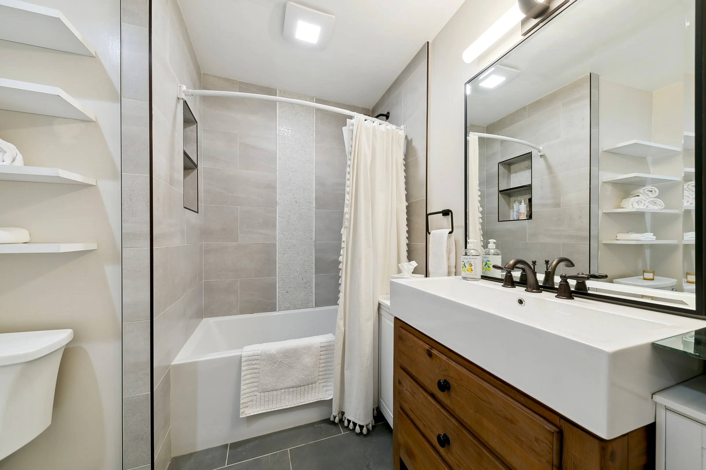 Heavenly lakeview home with hot tub and large kitchen Luxe42 #123