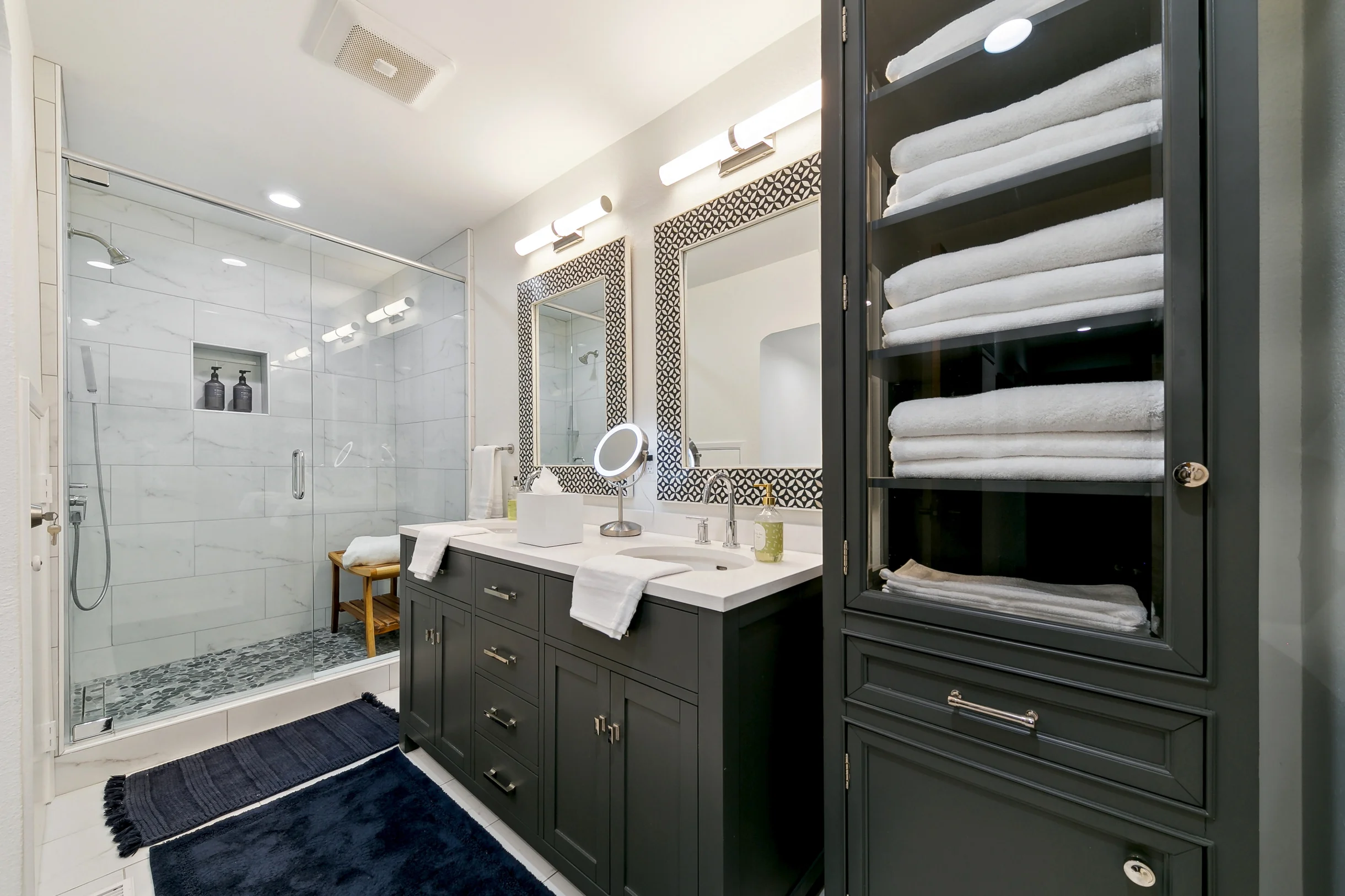 Heavenly lakeview home with hot tub and large kitchen Luxe42 #105