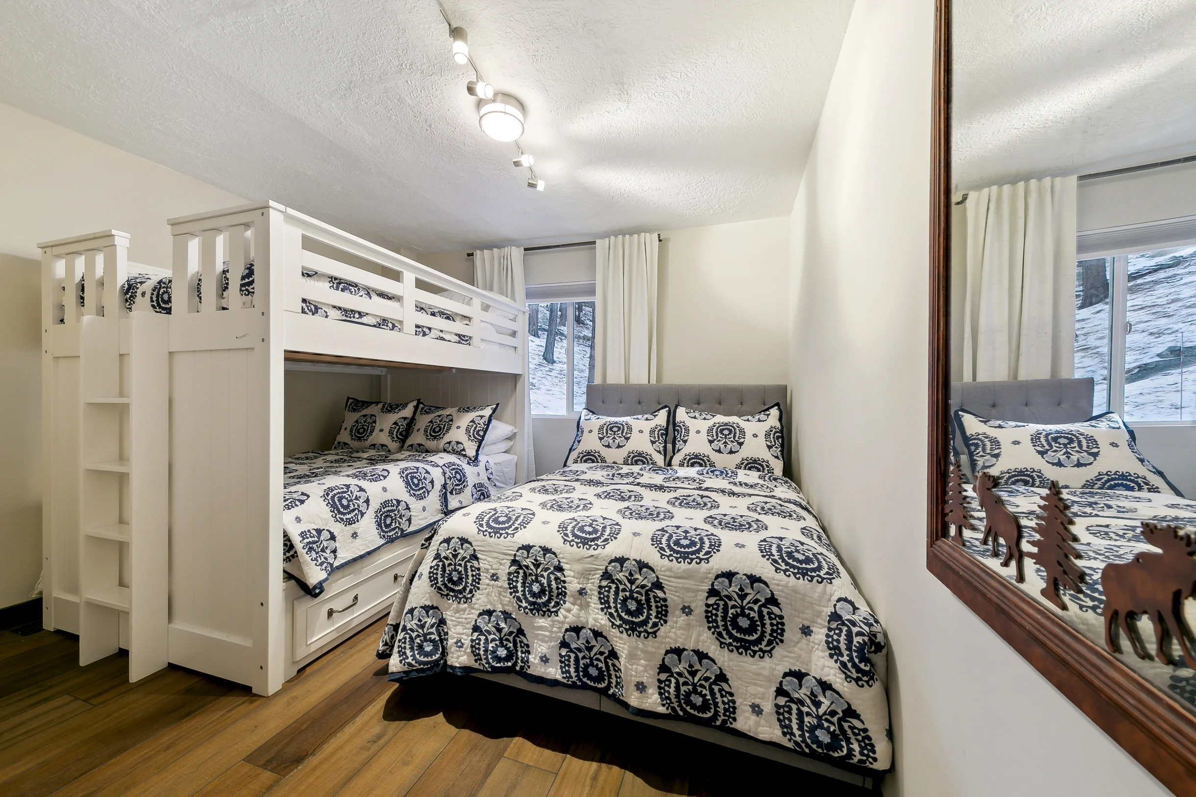 Heavenly lakeview home with hot tub and large kitchen Luxe42 #96