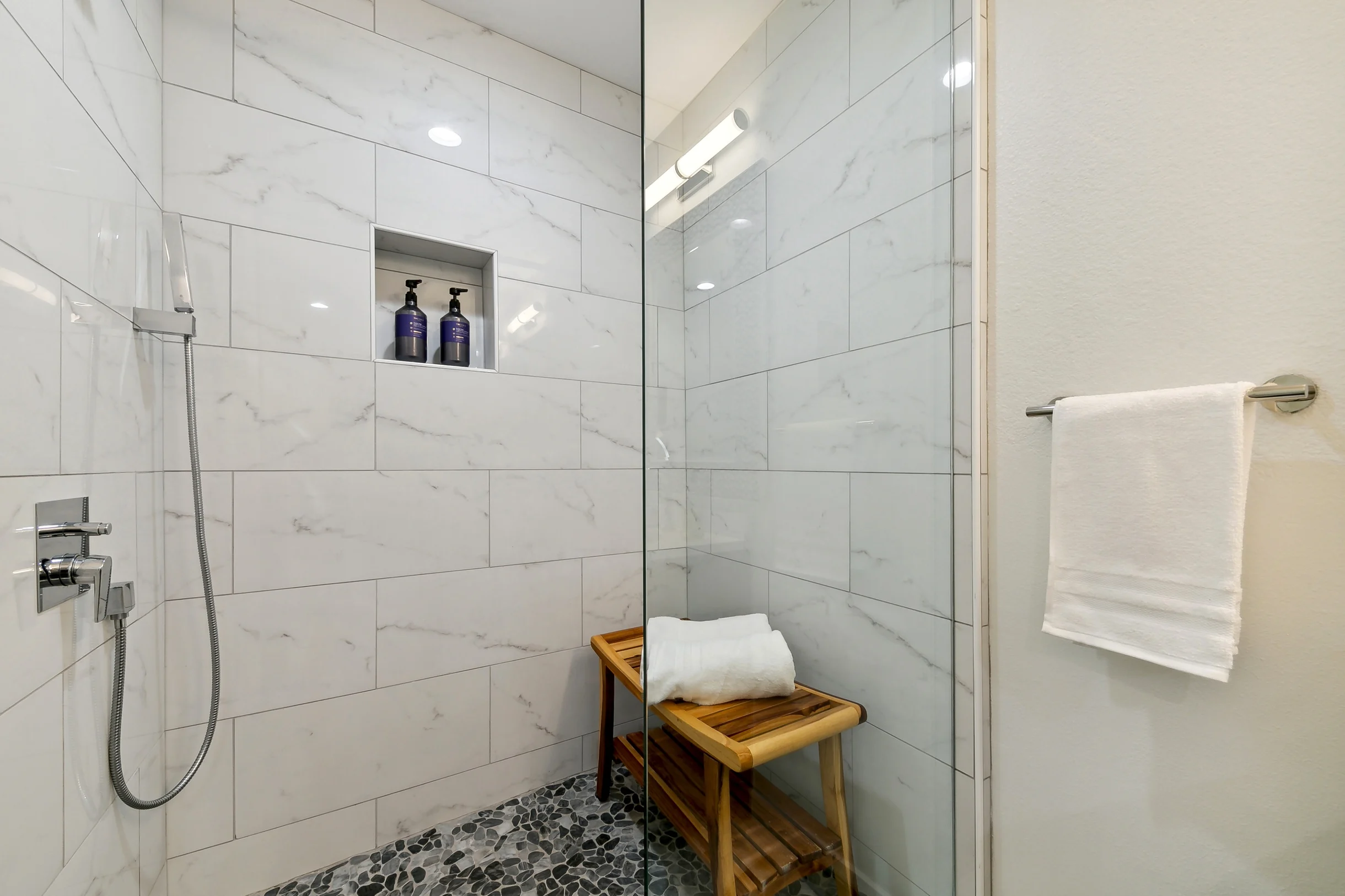 Heavenly lakeview home with hot tub and large kitchen Luxe42 #103