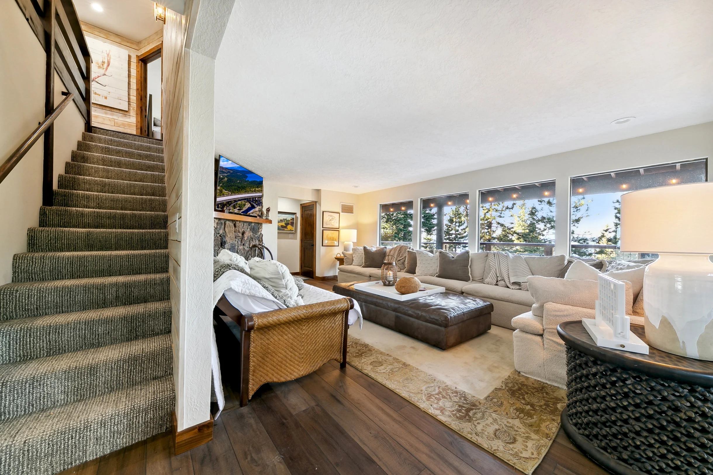 Heavenly lakeview home with hot tub and large kitchen Luxe42 #134