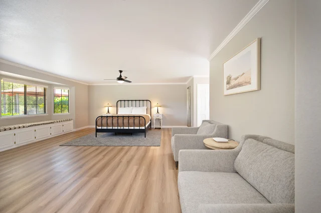 King bed with ensuite bathroom image 1